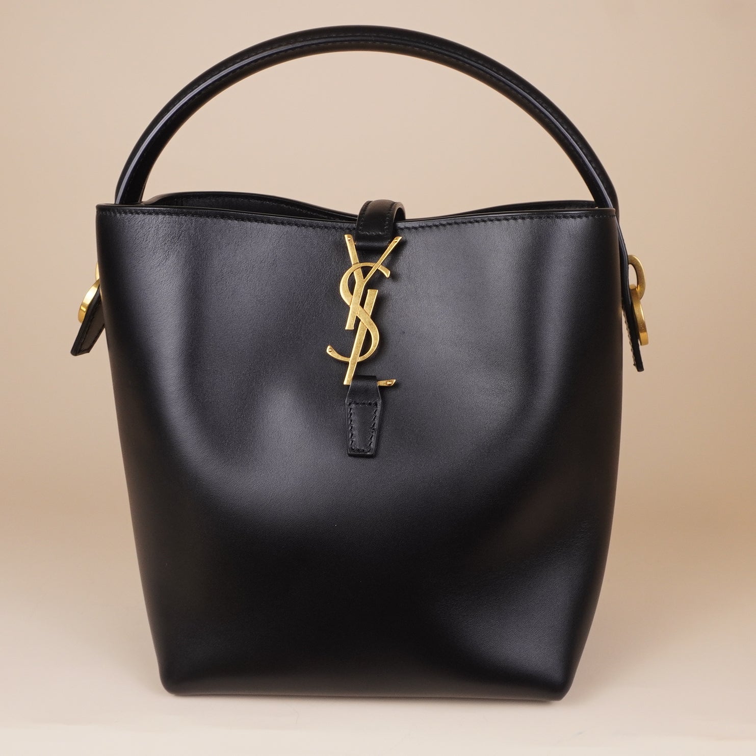 PRE-OWNED Black Shiny Calfskin Leather Small Le 37 Bucket Bag