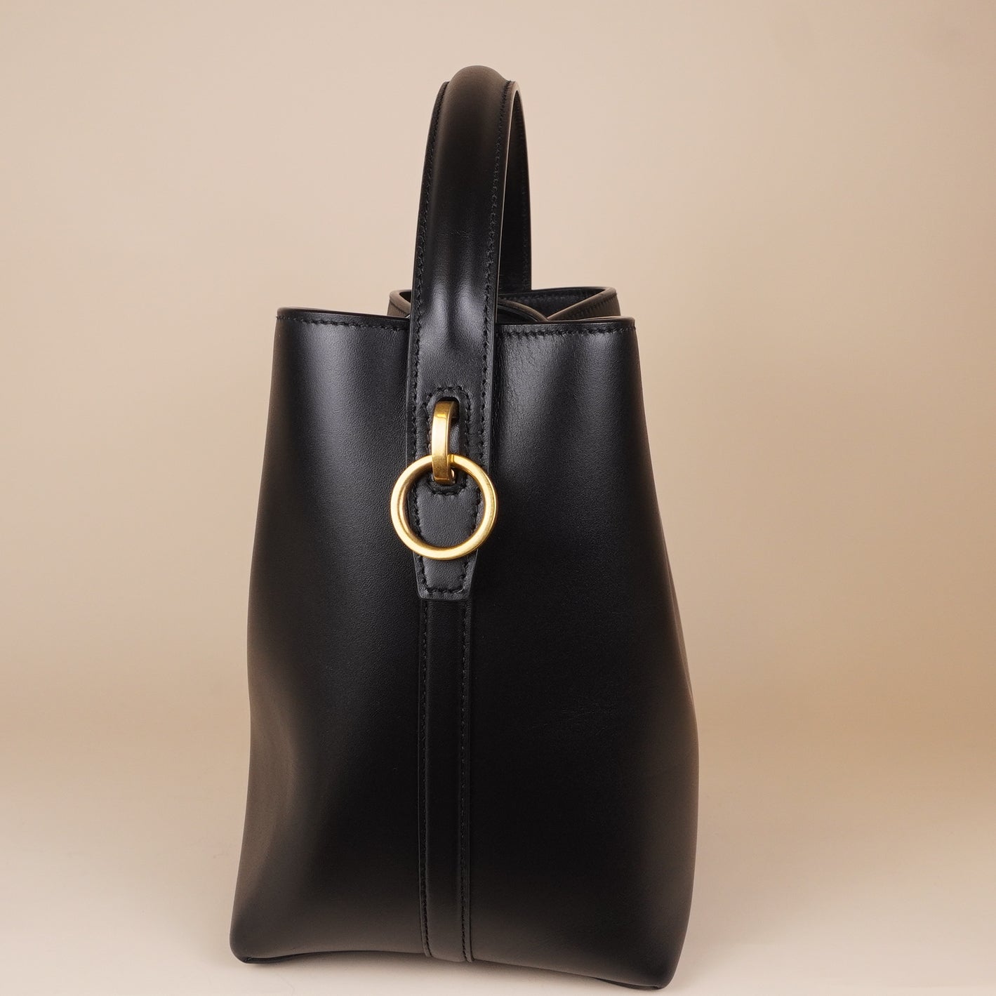 PRE-OWNED Black Shiny Calfskin Leather Small Le 37 Bucket Bag