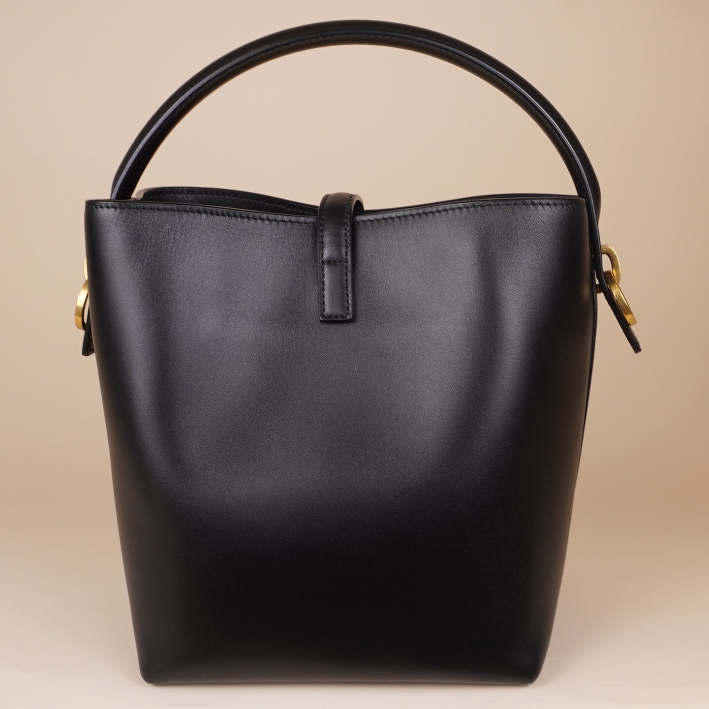 PRE-OWNED Black Shiny Calfskin Leather Small Le 37 Bucket Bag