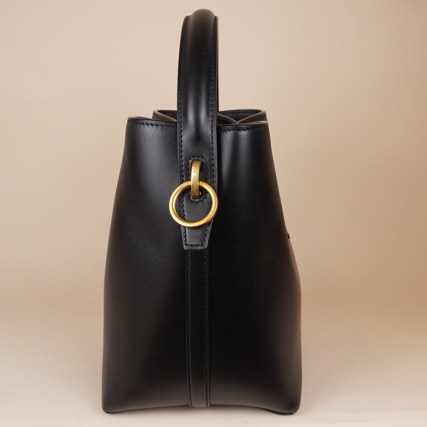 PRE-OWNED Black Shiny Calfskin Leather Small Le 37 Bucket Bag