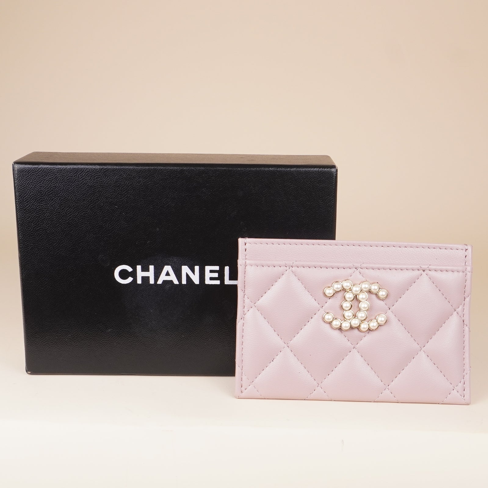PRE-OWNED CC Pearl Card Holder Interlocking CC Logo Card Holder
