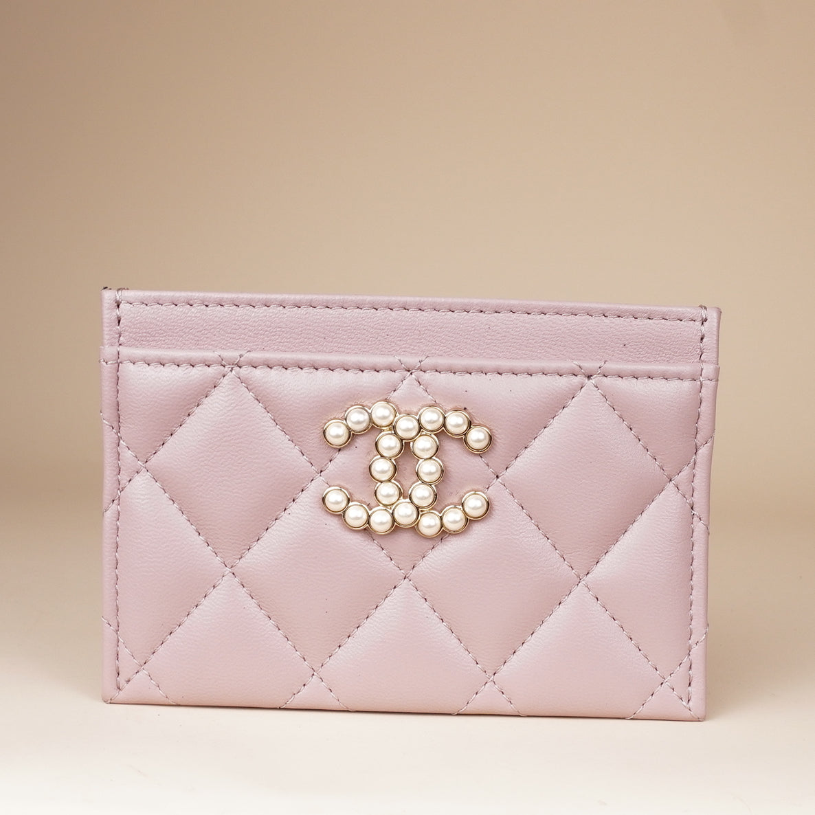 PRE-OWNED CC Pearl Card Holder Interlocking CC Logo Card Holder