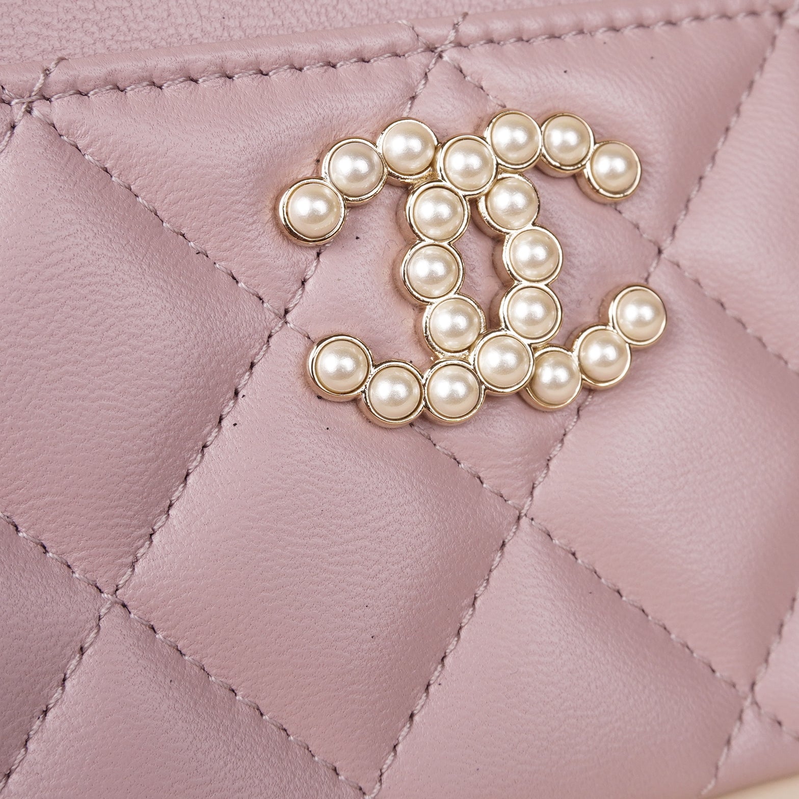 PRE-OWNED CC Pearl Card Holder Interlocking CC Logo Card Holder