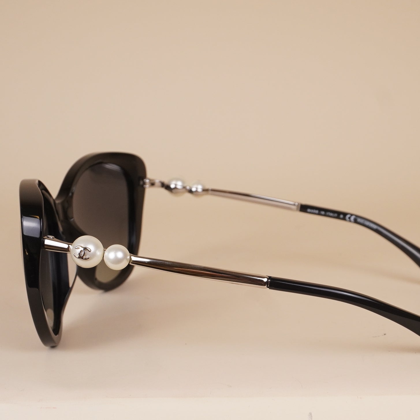 PRE-OWNED CC Butterfly Pearl Polarized Sunglasses 5338-H Black