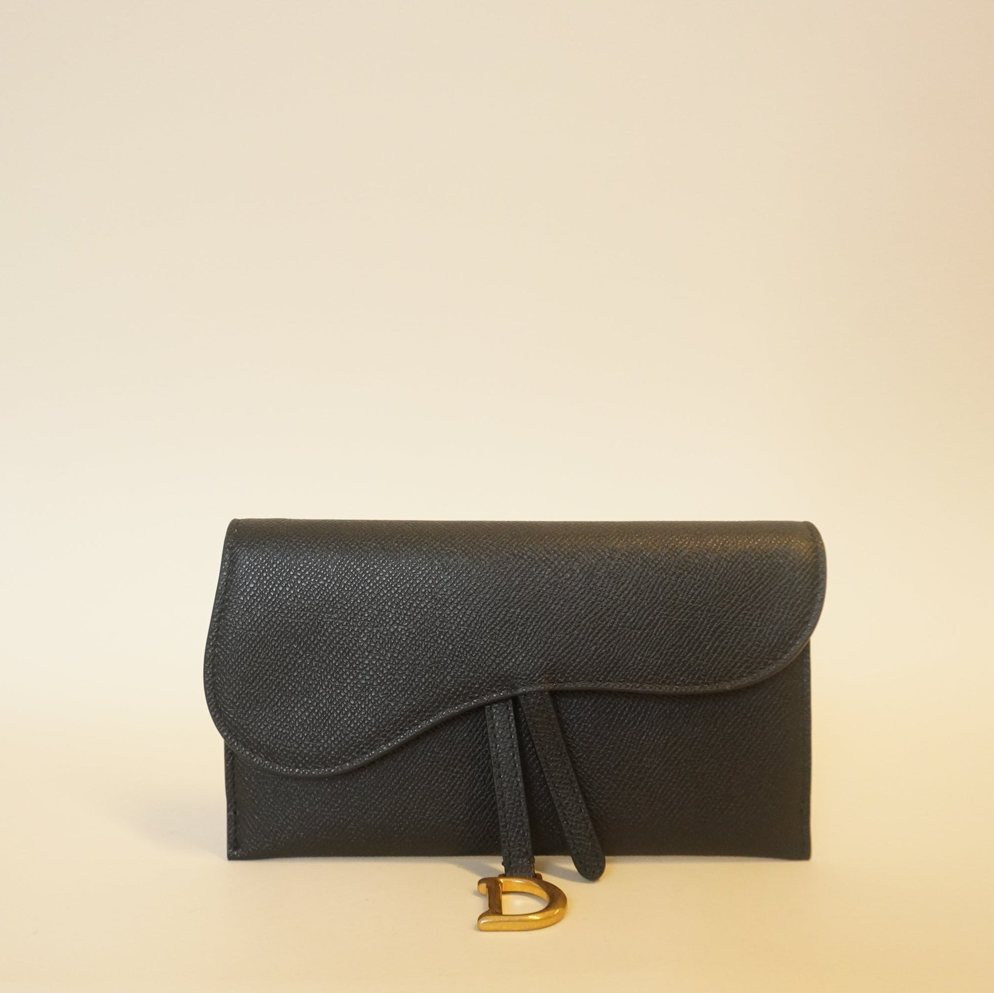 Bolso bandolera tipo cartera con cadena de piel de becerro granulada negra de segunda mano