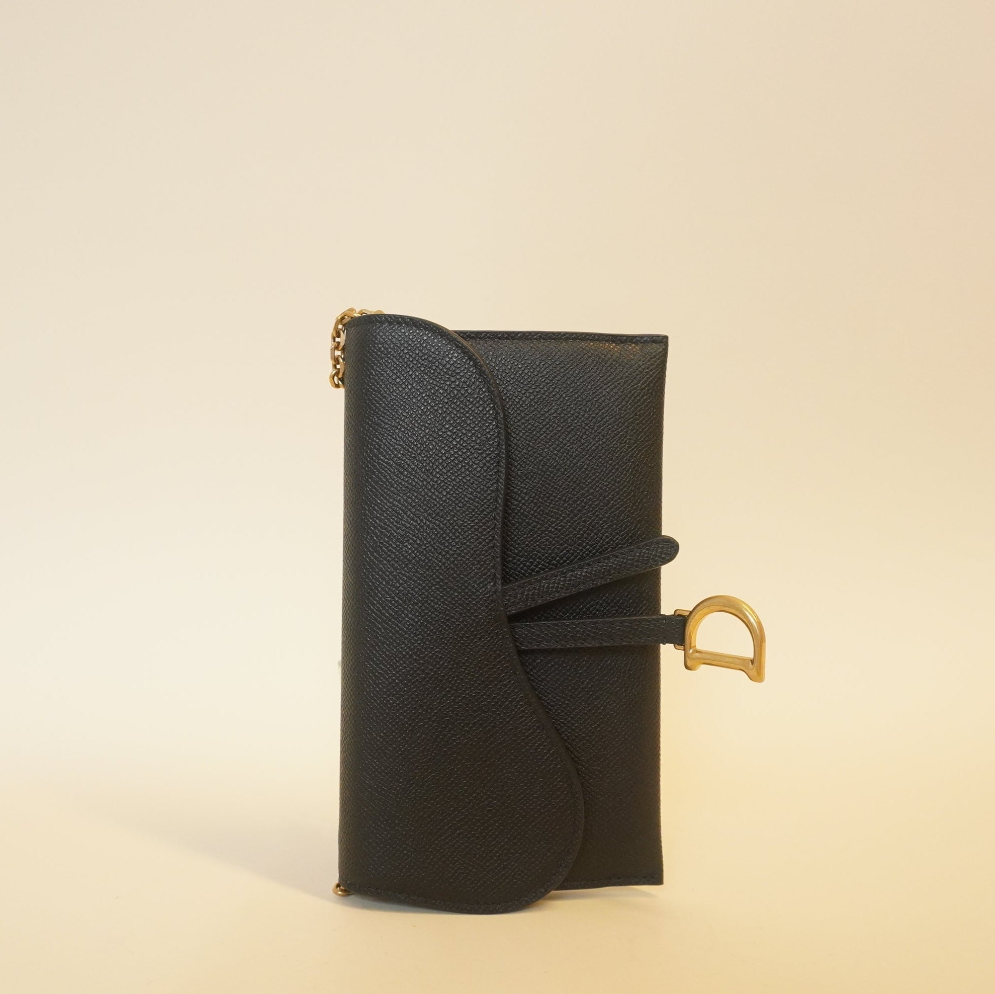 Bolso bandolera tipo cartera con cadena de piel de becerro granulada negra de segunda mano