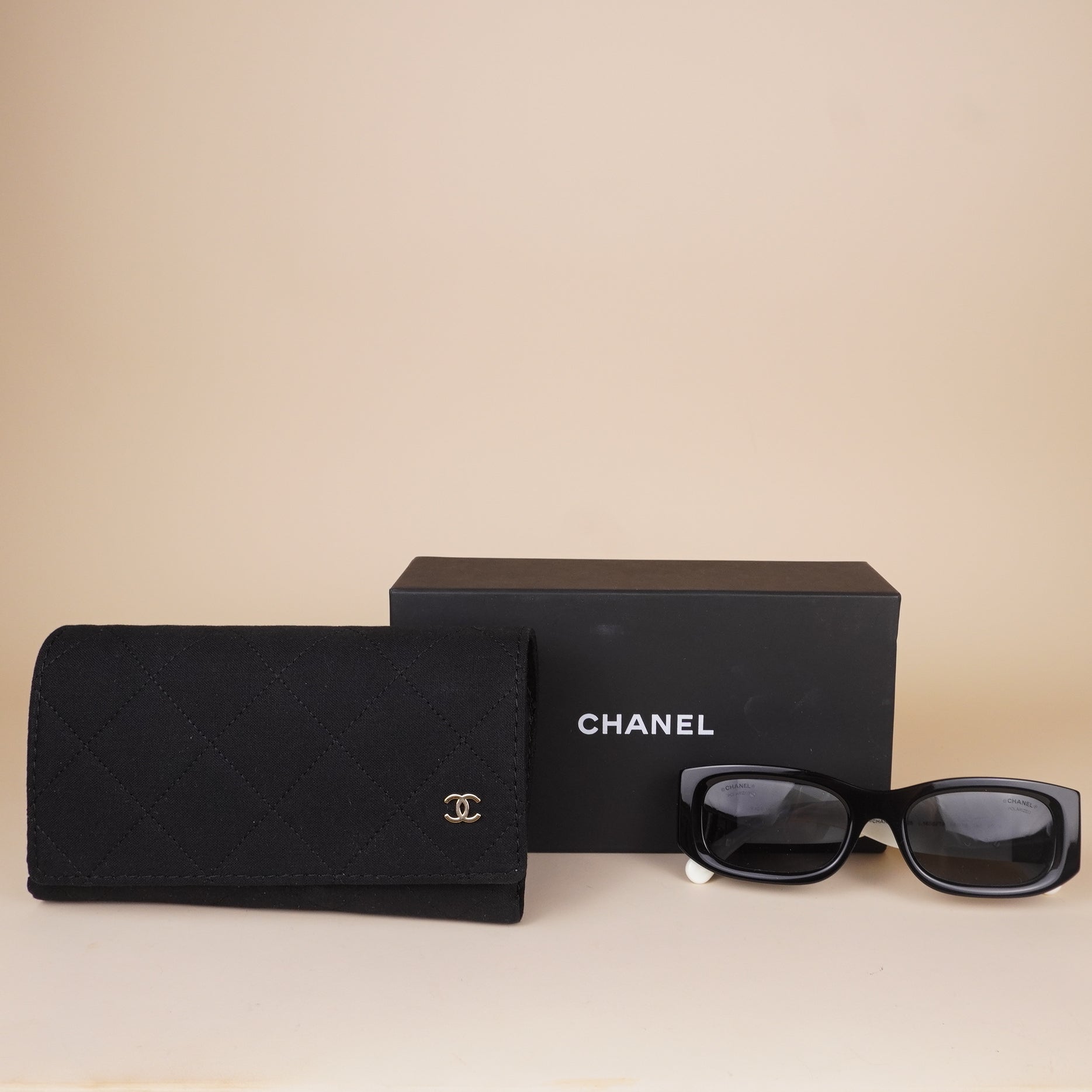 PRE-OWNED CC Women's Black Sunglass Rectangle Sunglasses Ch5525