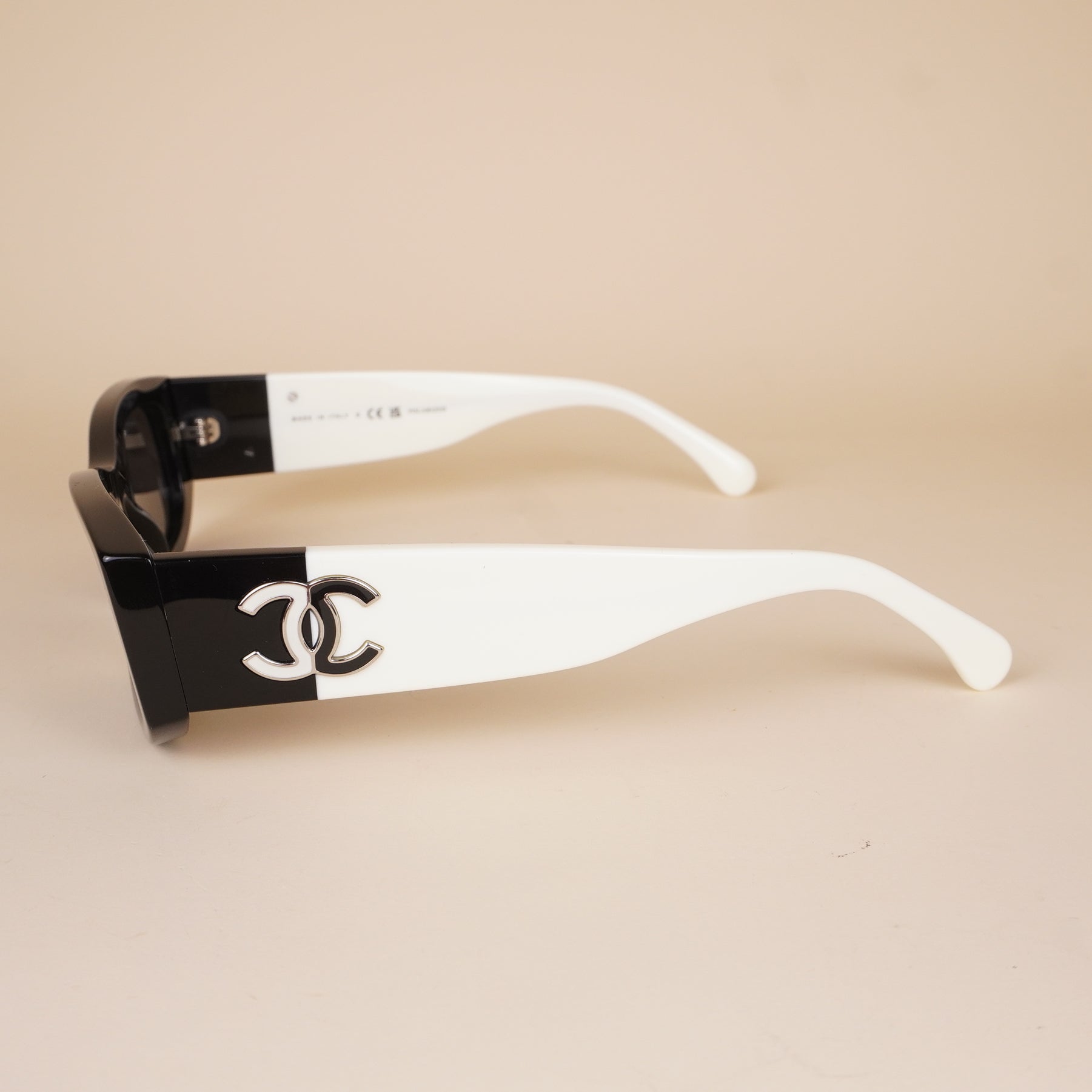PRE-OWNED CC Women's Black Sunglass Rectangle Sunglasses Ch5525