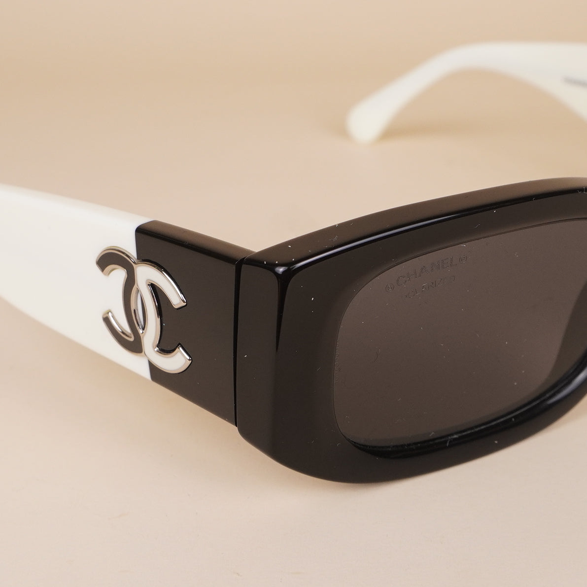 PRE-OWNED CC Women's Black Sunglass Rectangle Sunglasses Ch5525