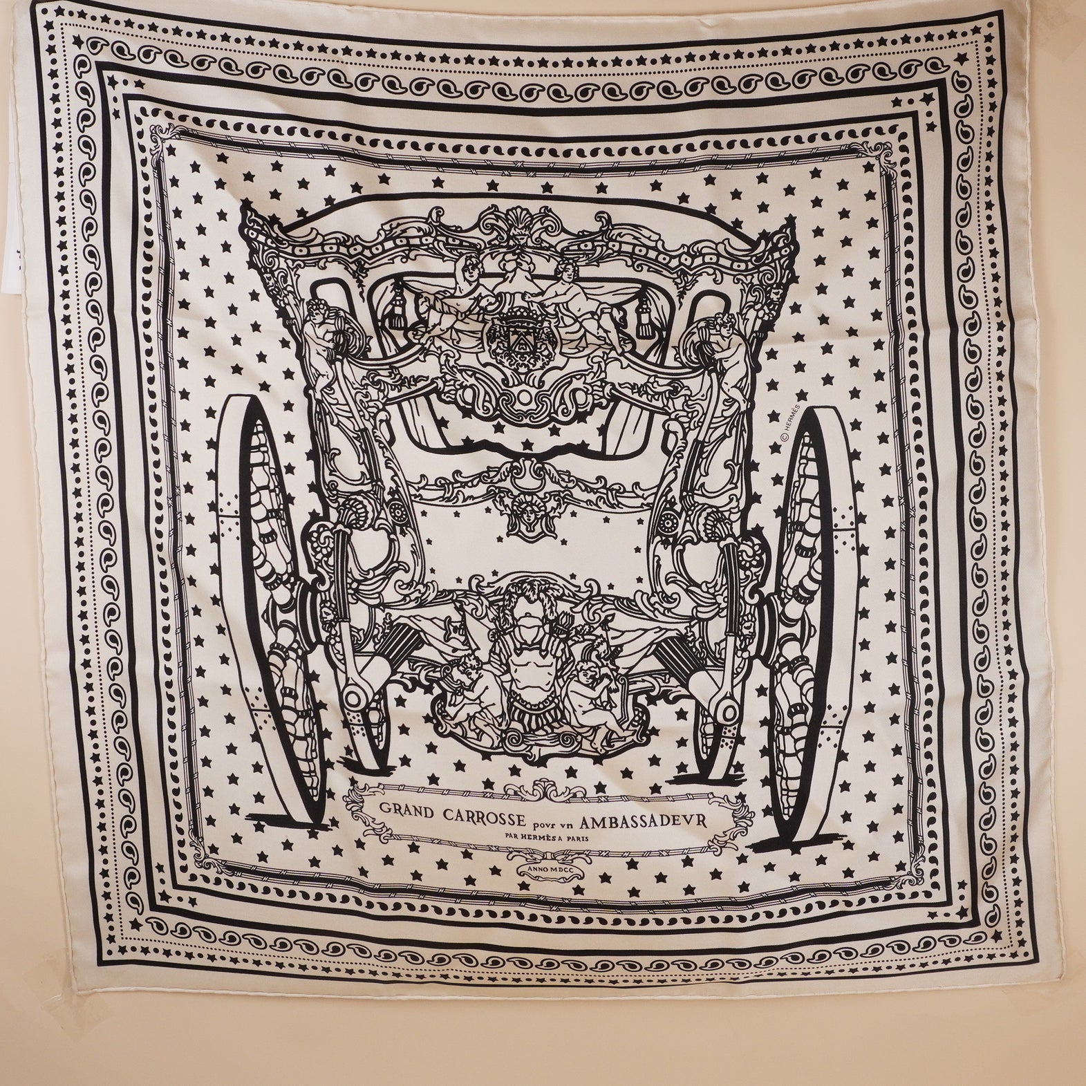 PRE-OWNED Monochrome Carre Scarf Grand Carrosse pour un Ambassadeur