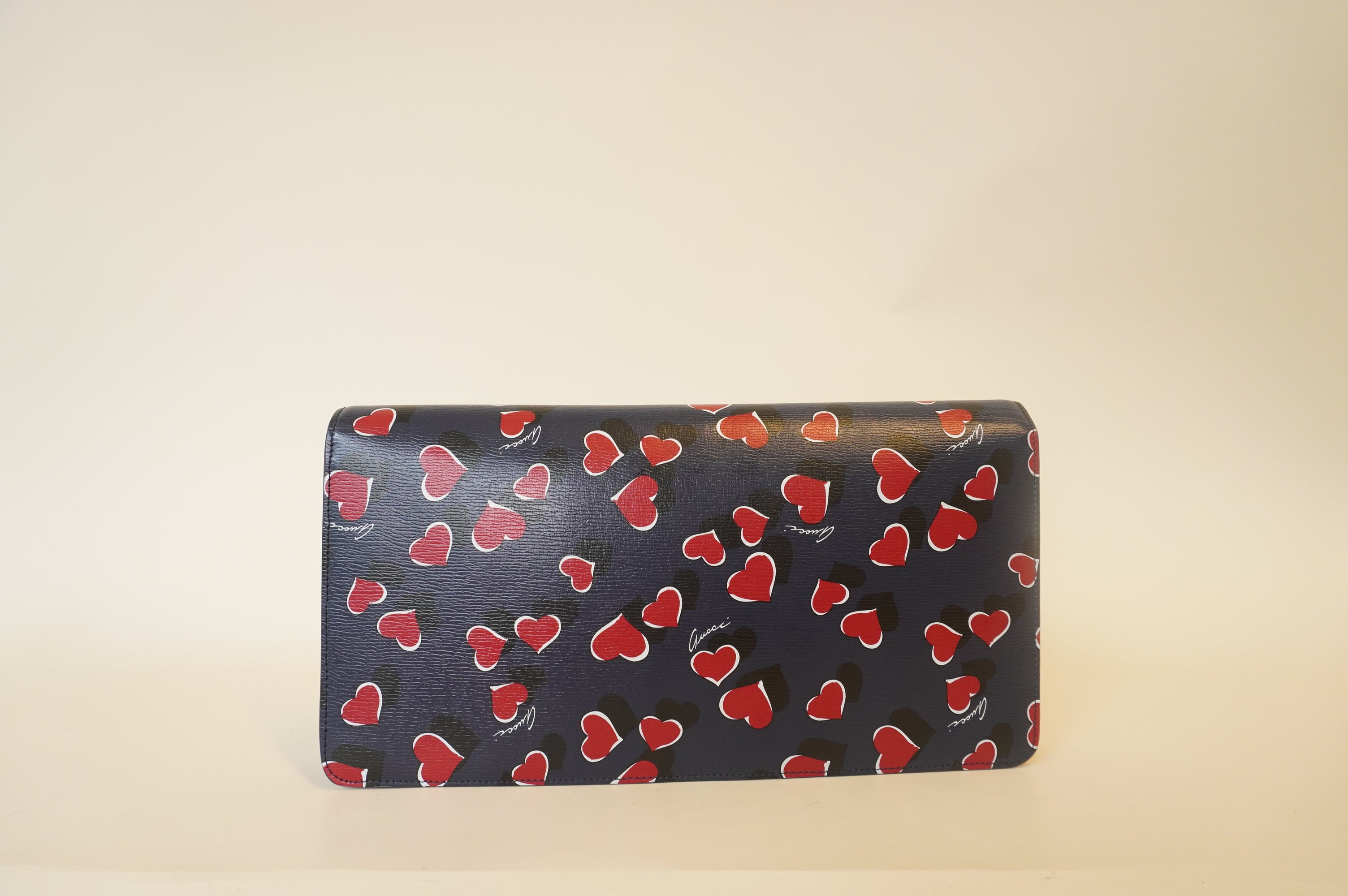Clutch GG de piel de becerro texturizada azul con diseño de latidos del corazón USADO
