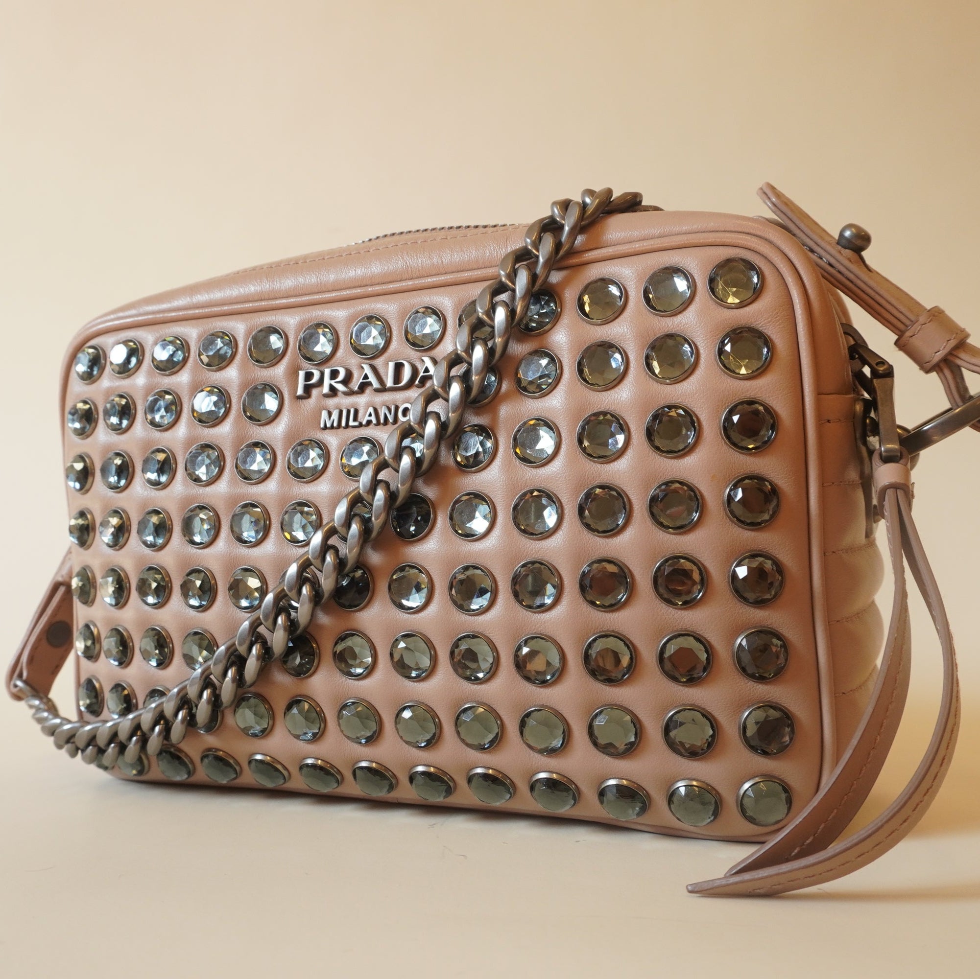 Bolso para cámara de cuero beige con tachuelas de cristal USADO
