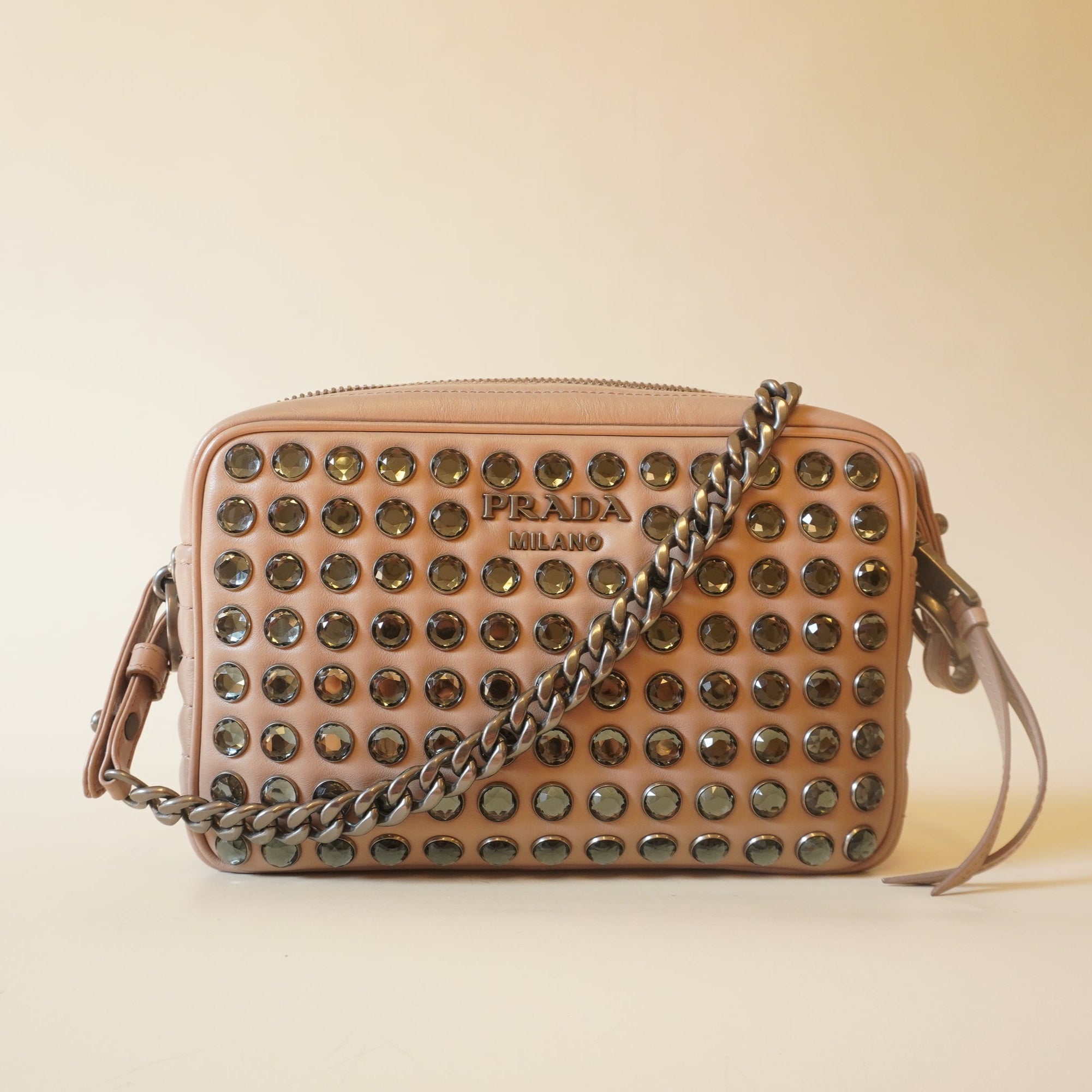 Bolso para cámara de cuero beige con tachuelas de cristal USADO