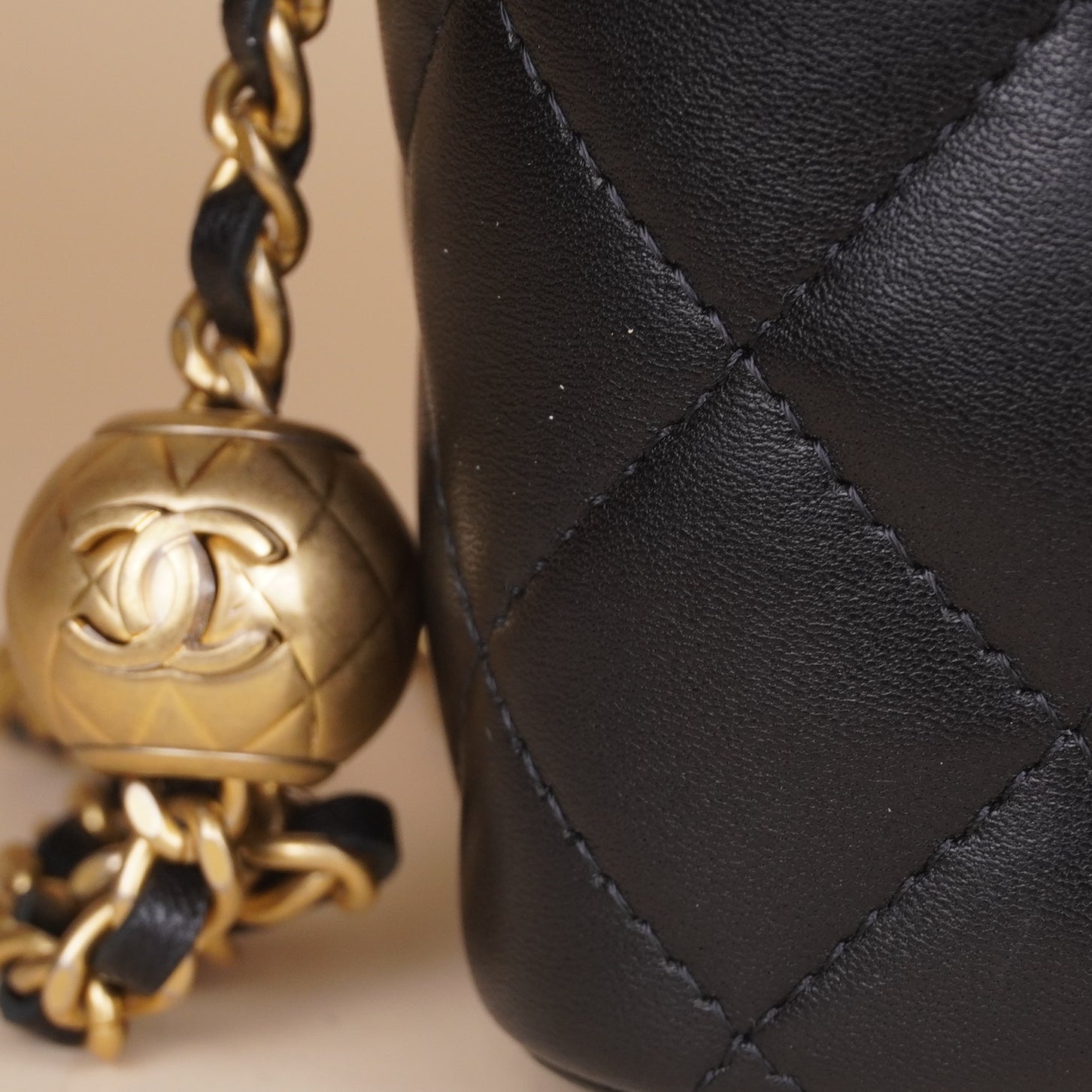 PRE-OWNED CC Lambskin Quilted Resin Vanity Case With Chain Black