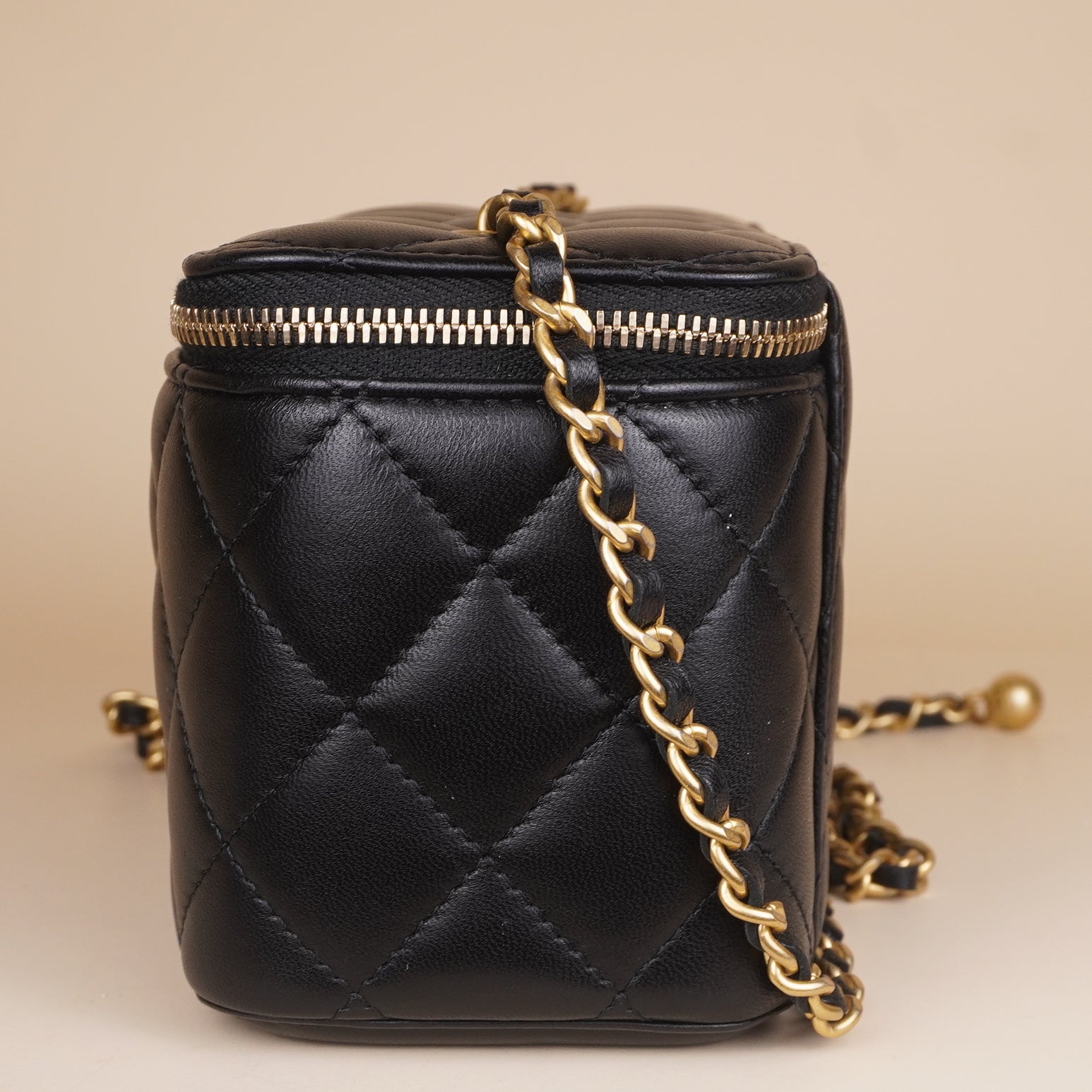 PRE-OWNED CC Lambskin Quilted Resin Vanity Case With Chain Black