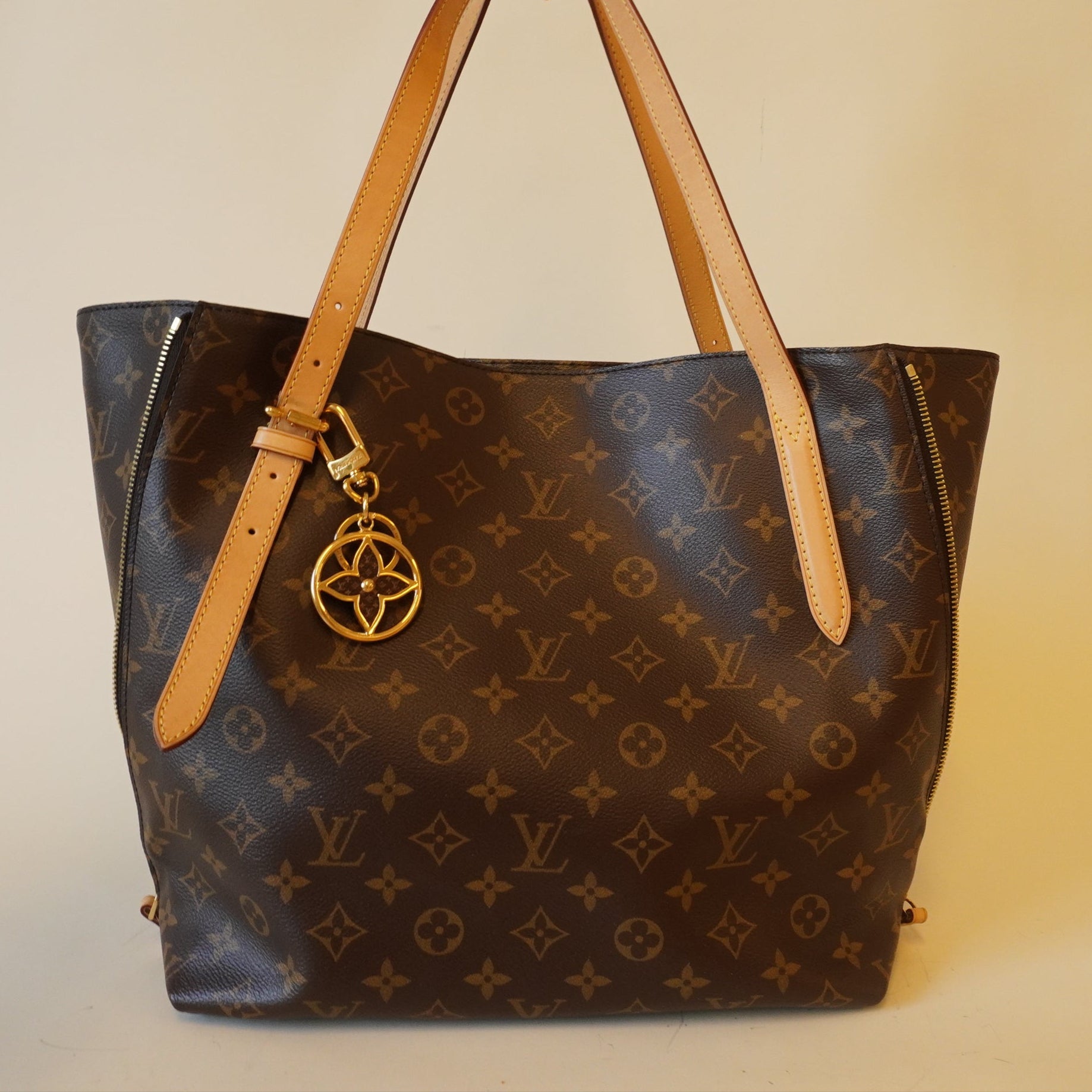 Bolso de hombro Voltaire de lona con monograma LV USADO