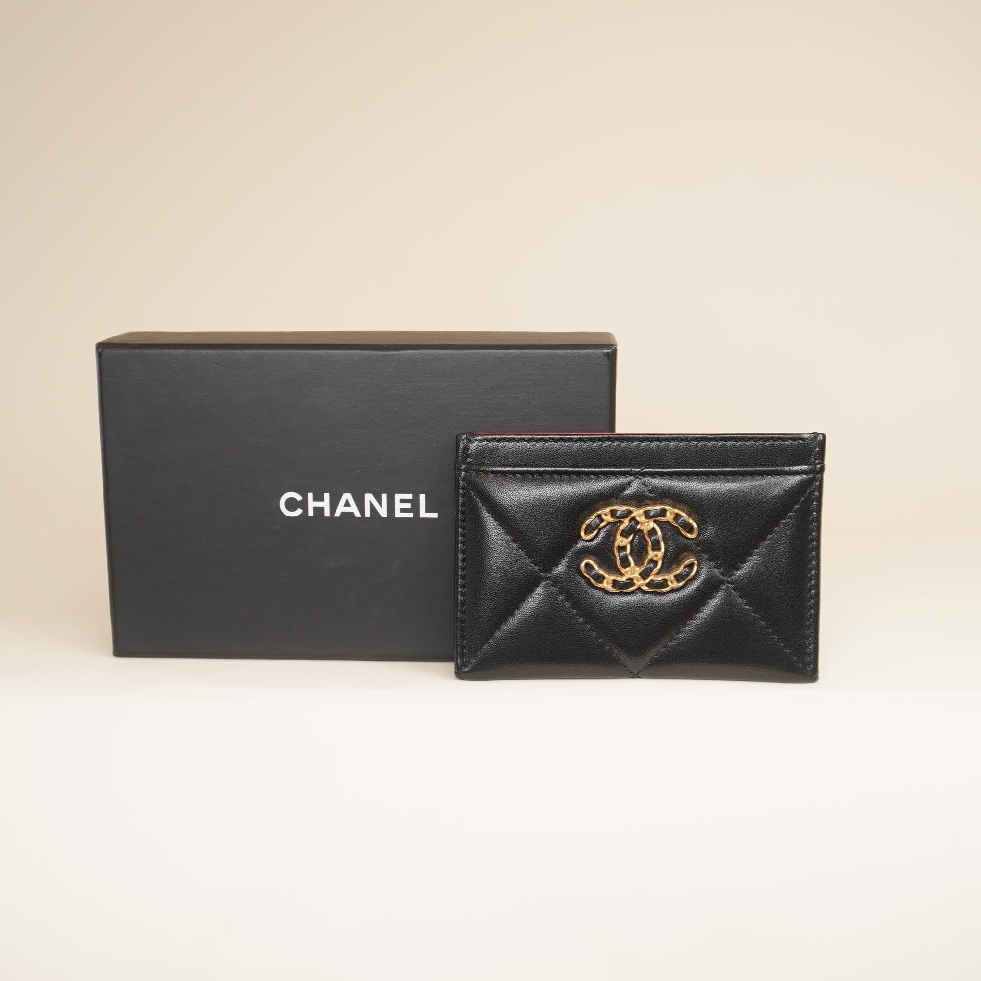 PRE-OWNED CC l 19 Black Card Holder