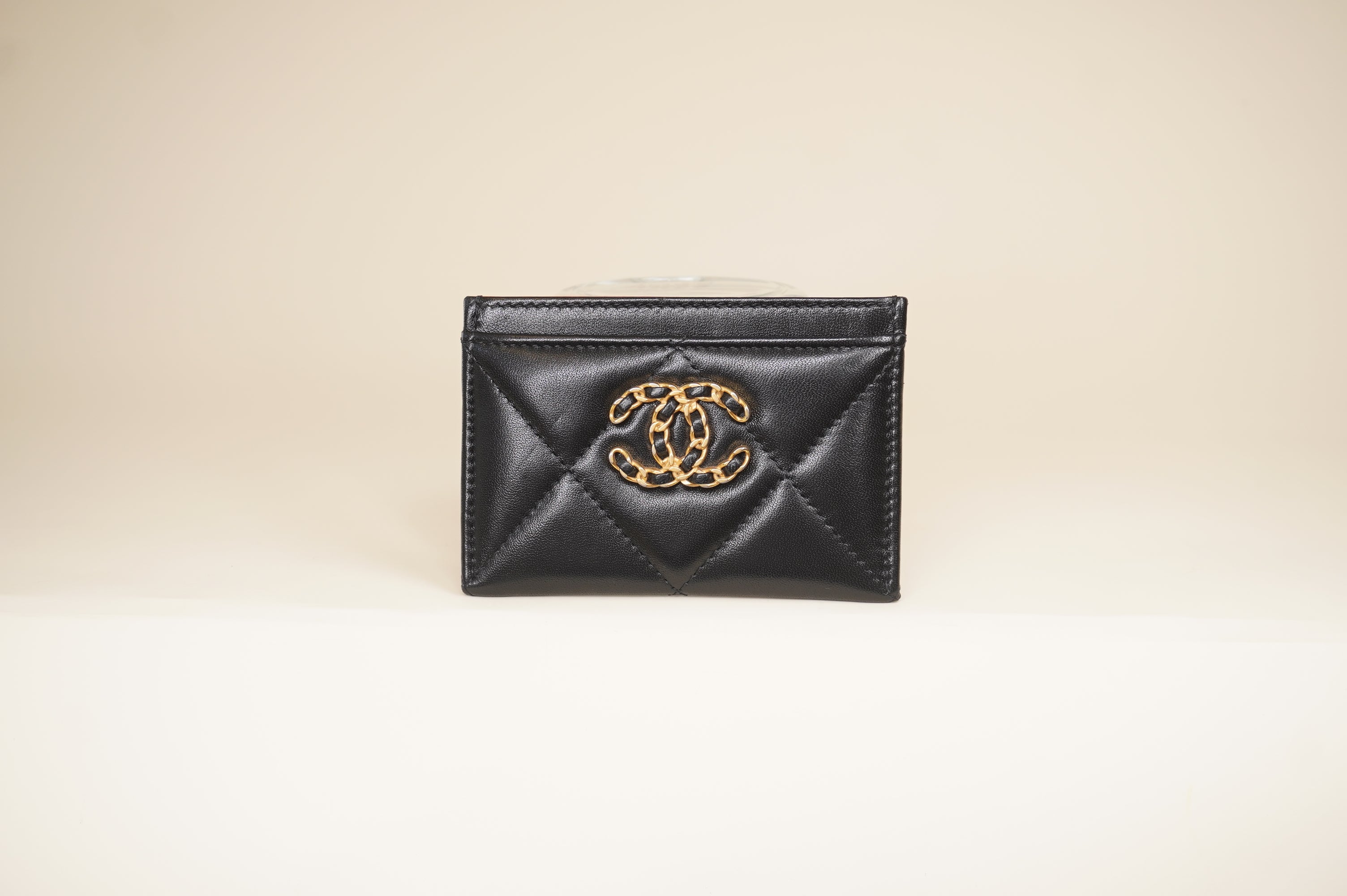 PRE-OWNED CC l 19 Black Card Holder