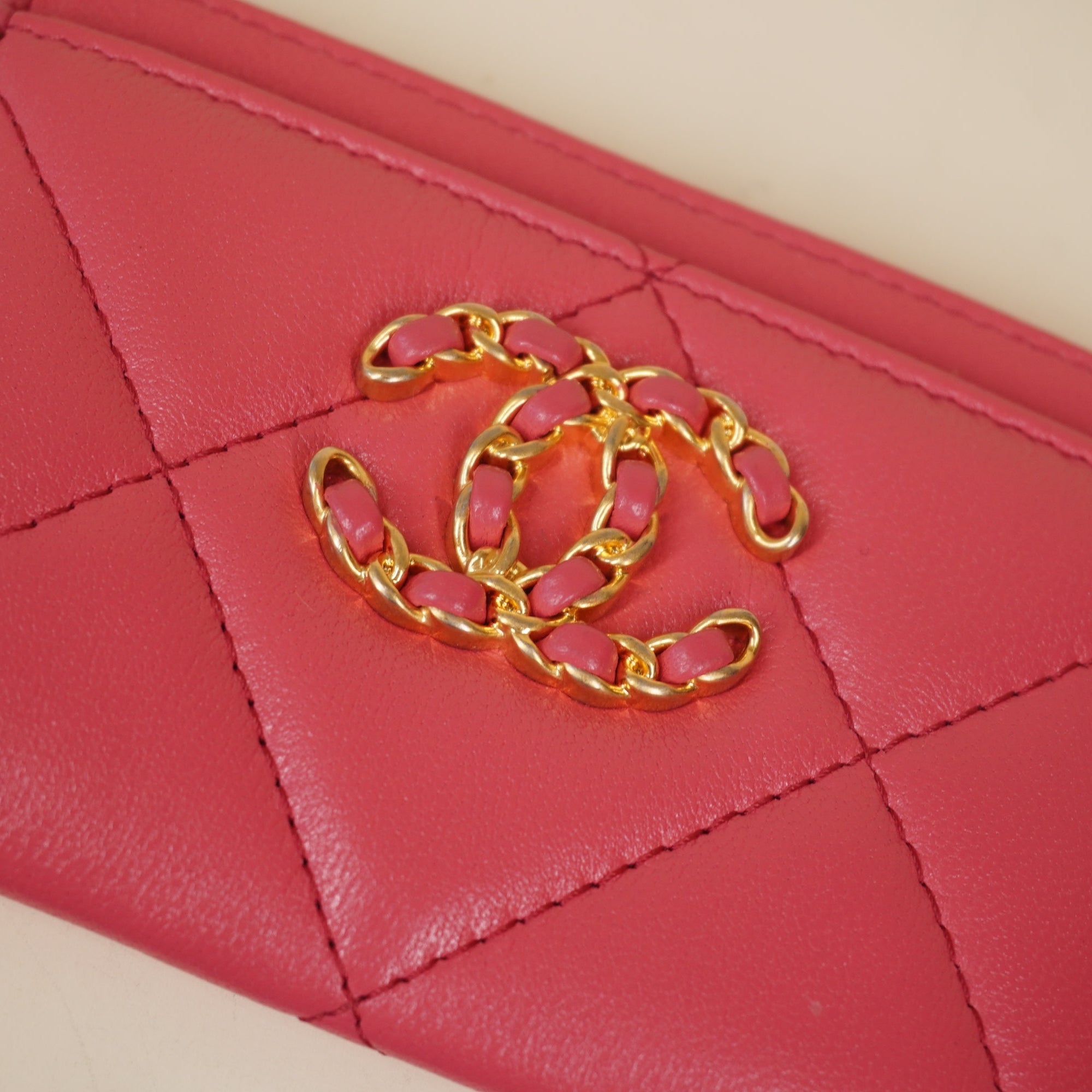 PRE-OWNED  Lambskin Quilted Chanel 19 Card Holder Dark Pink