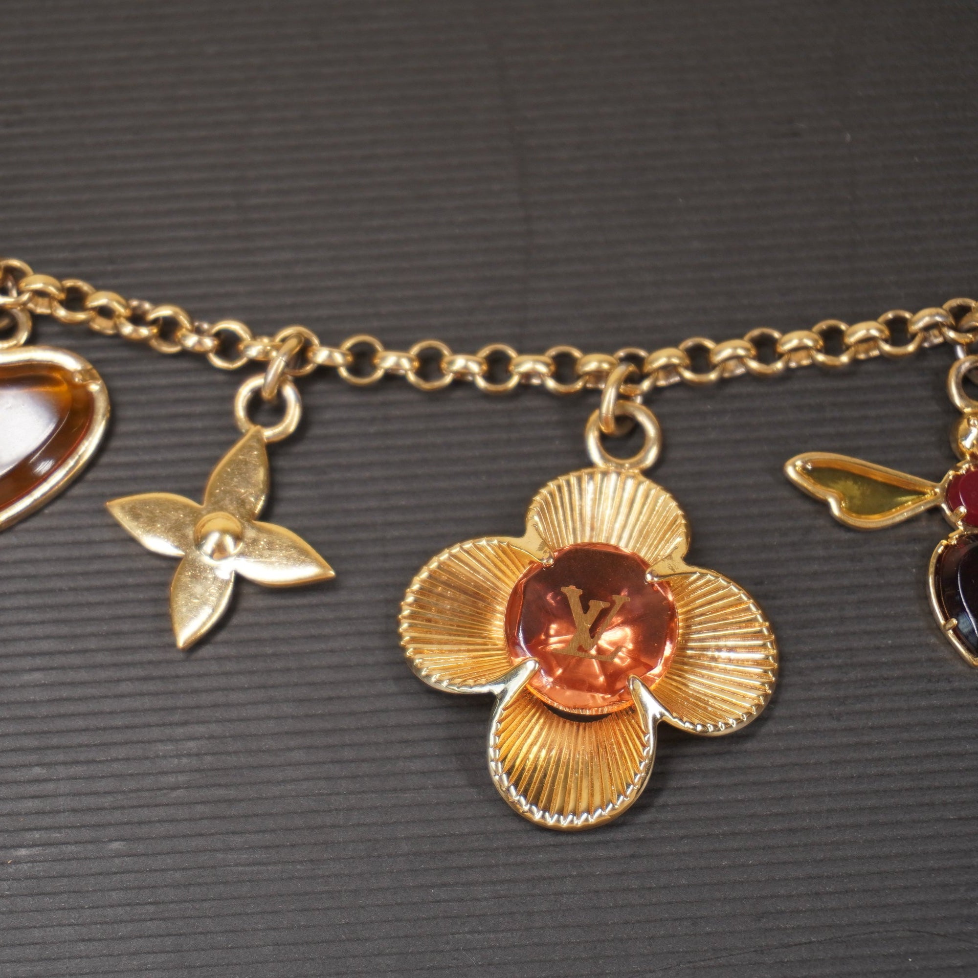 PRE-OWNED Bee Flower Chain Key Charm