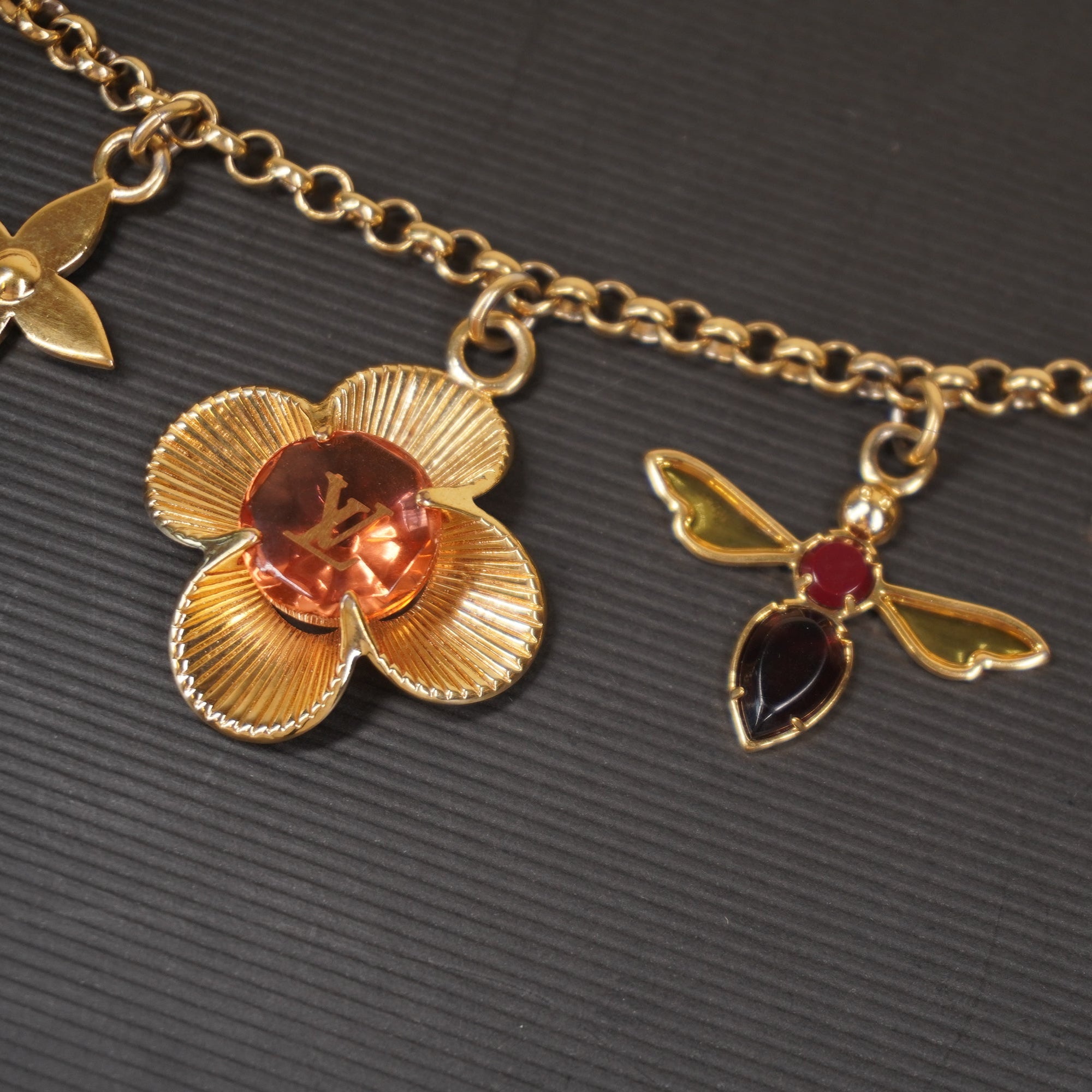 PRE-OWNED Bee Flower Chain Key Charm