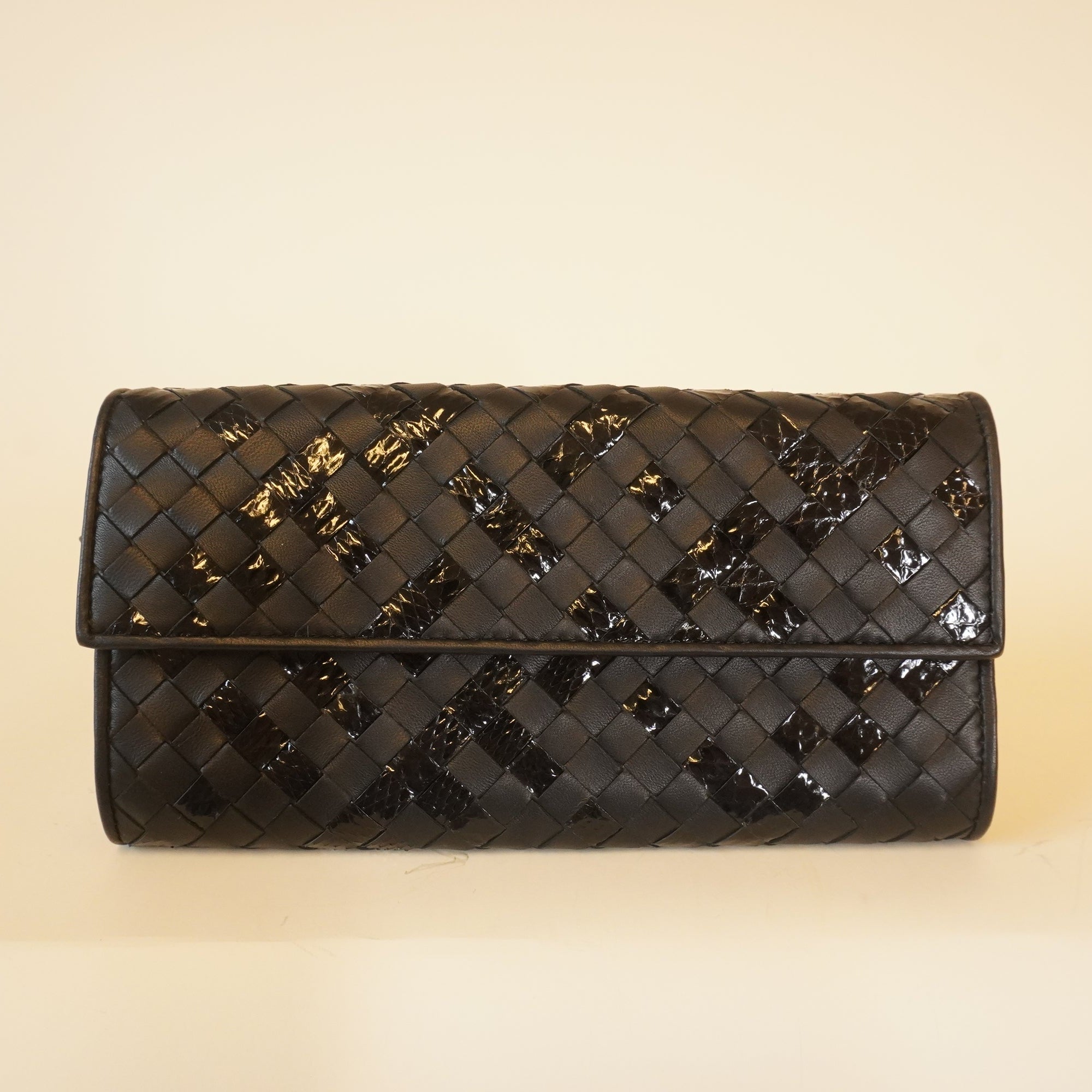 Cartera larga de piel intrecciato negra y pitón USADA