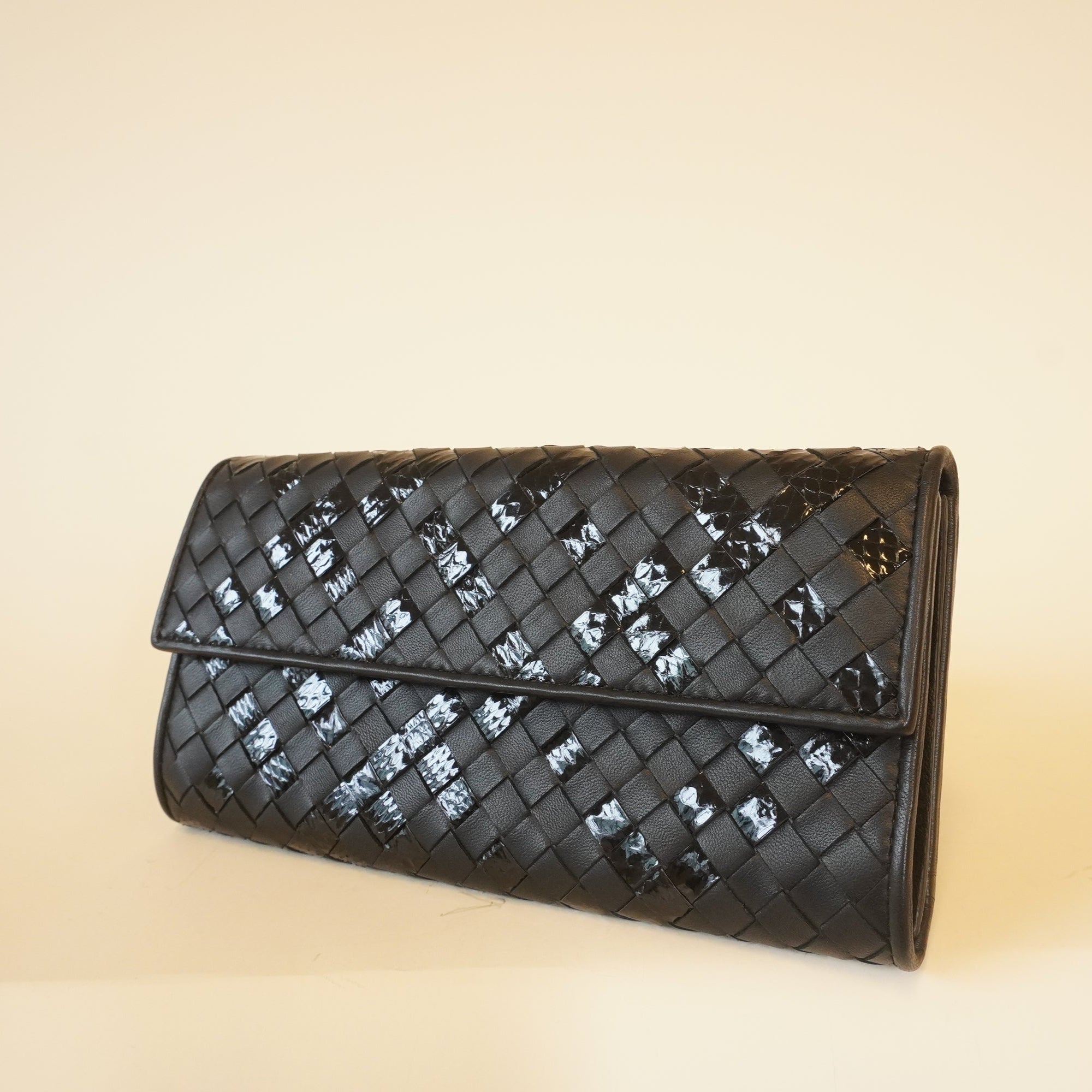 Cartera larga de piel intrecciato negra y pitón USADA
