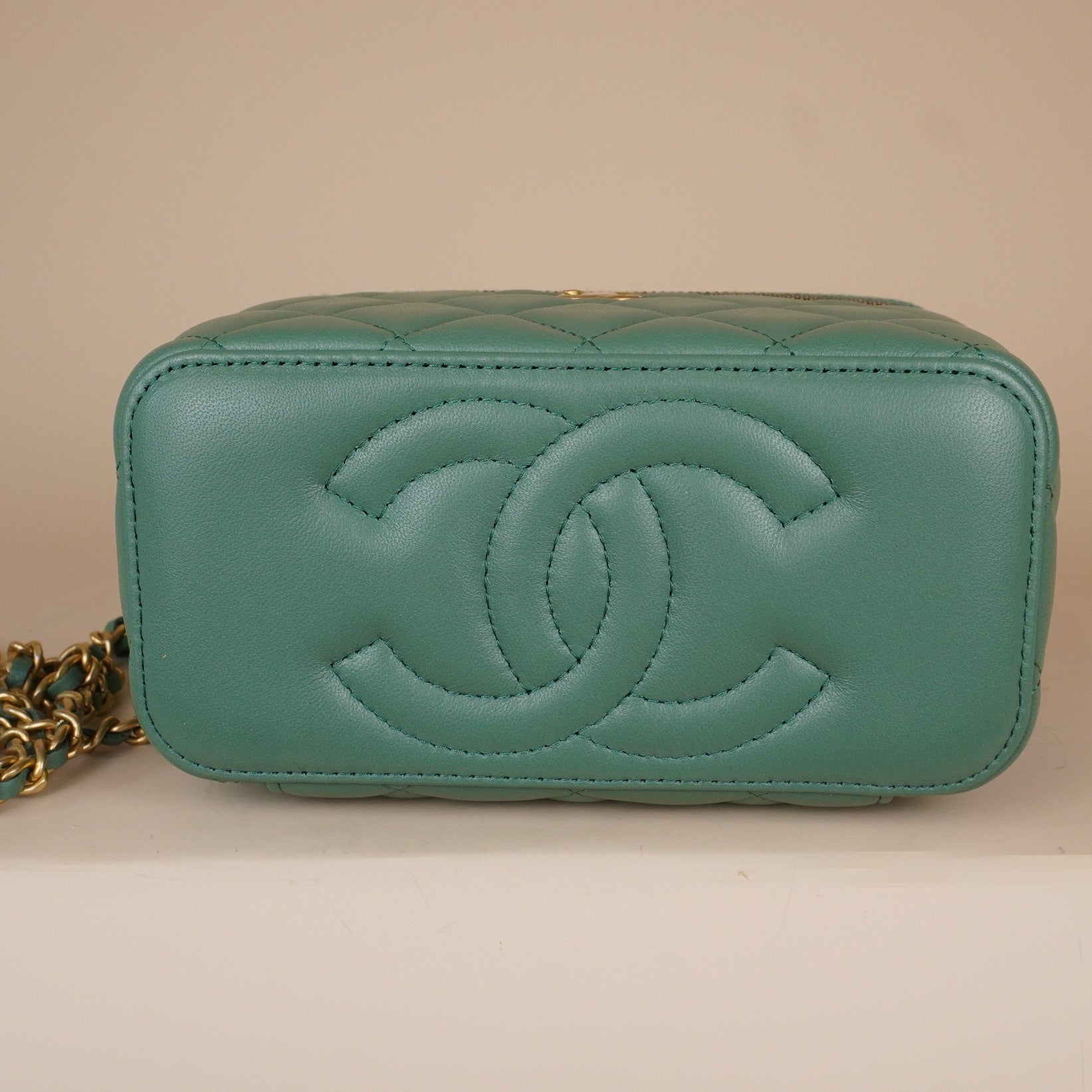 PRE-OWNED CC Small Lambskin Quilted Pearl Crush Green Vanity Case