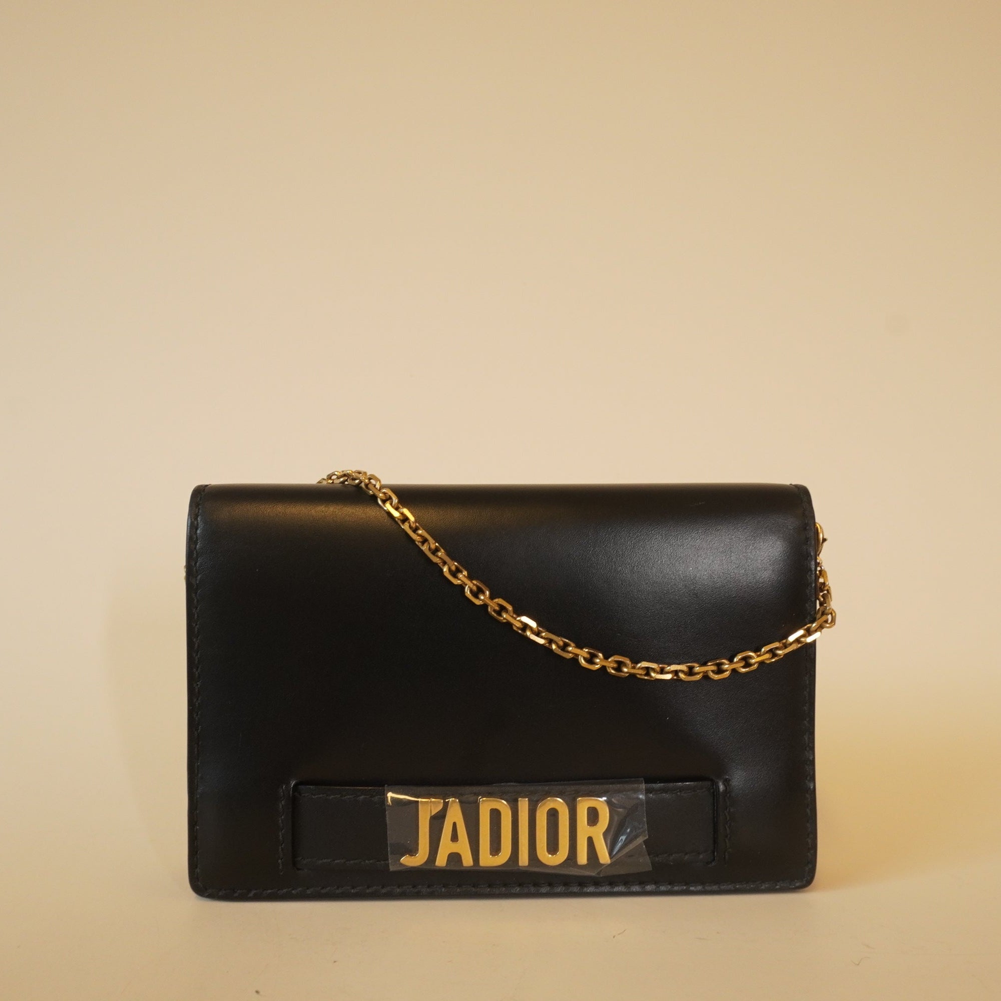 Cartera J'Adior de piel de becerro negra con cadena, bandolera, de segunda mano