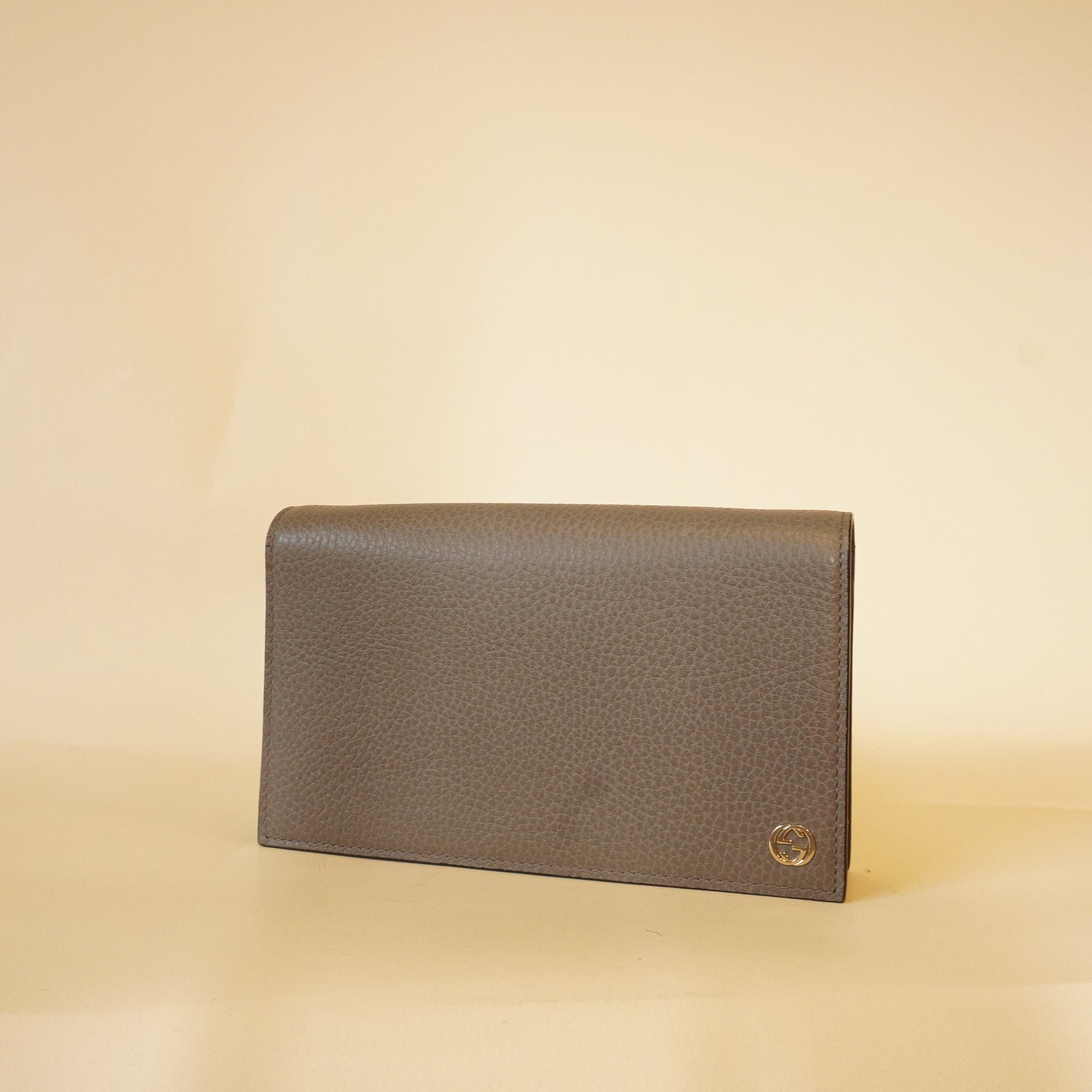 Cartera GG Marmont de piel neutra con cadena de segunda mano
