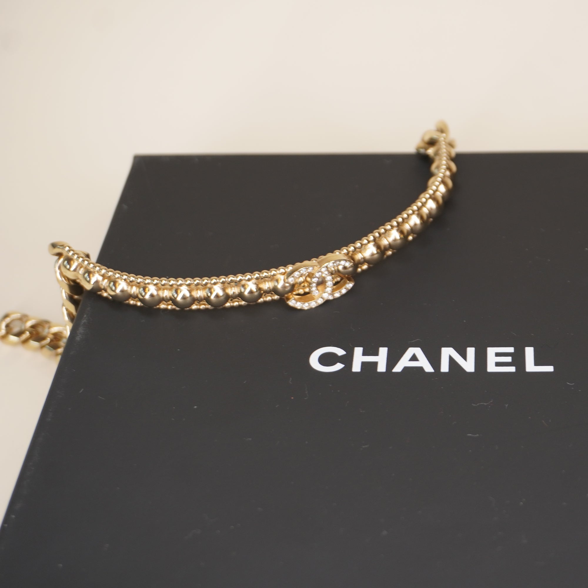 PRE-OWNED Coco Mark Rhinestone Strass Choker Golden