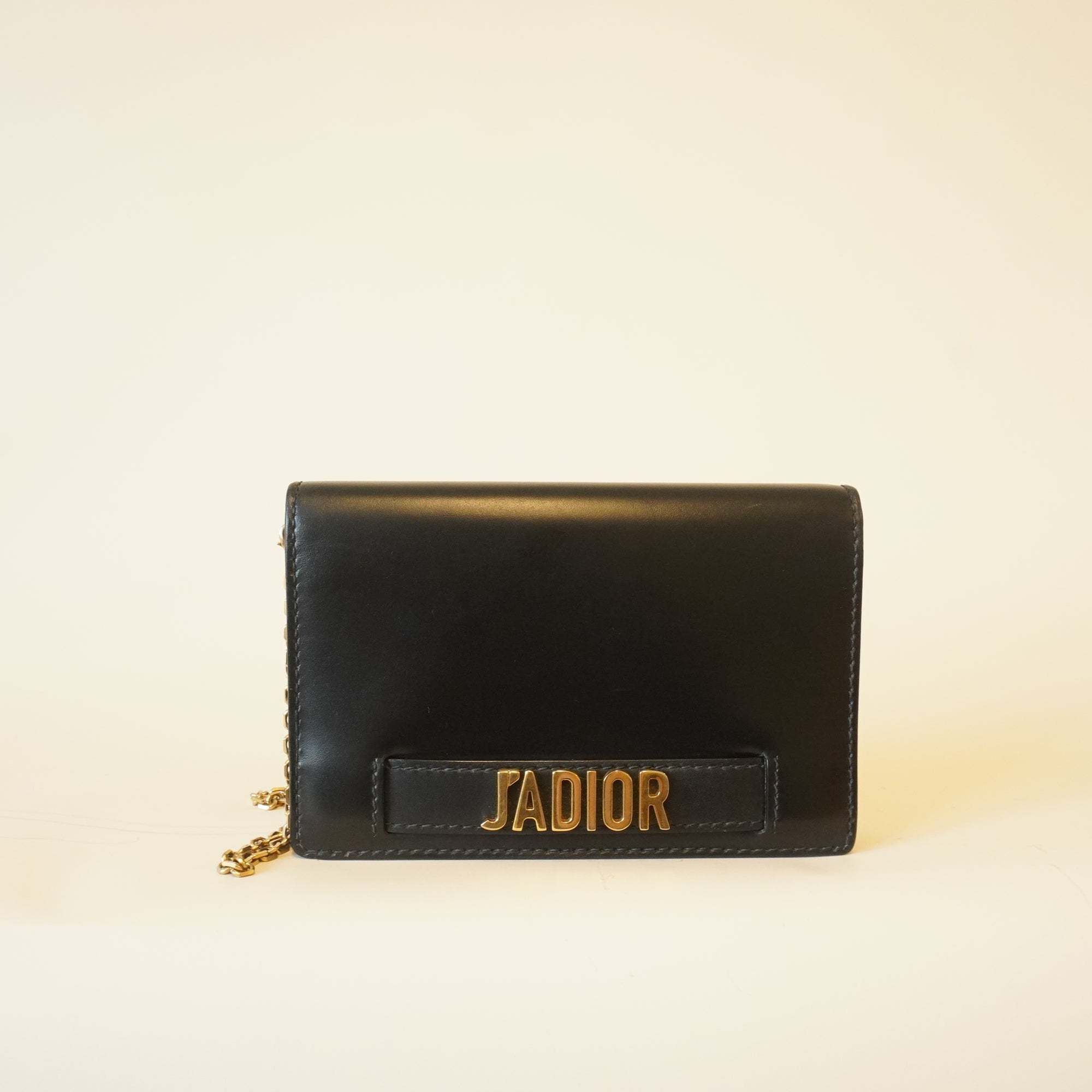 Cartera J'Adior de piel de becerro negra con cadena, bandolera, de segunda mano