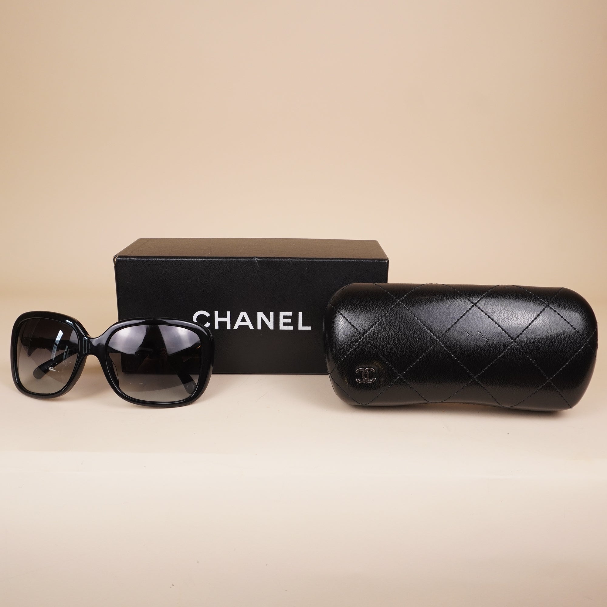 PRE-OWNED CC Bow Sunglasses 5171 Black White