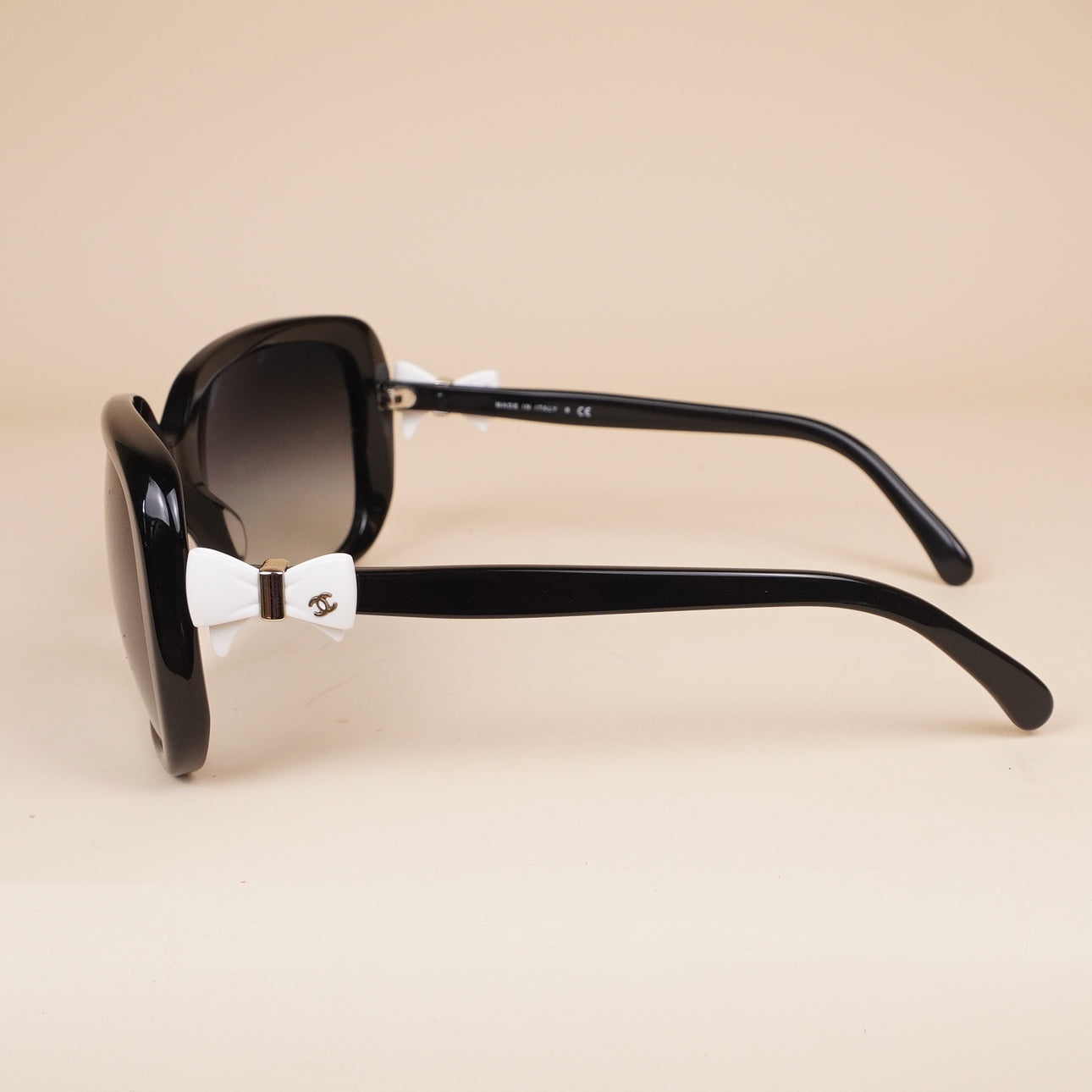 PRE-OWNED CC Bow Sunglasses 5171 Black White