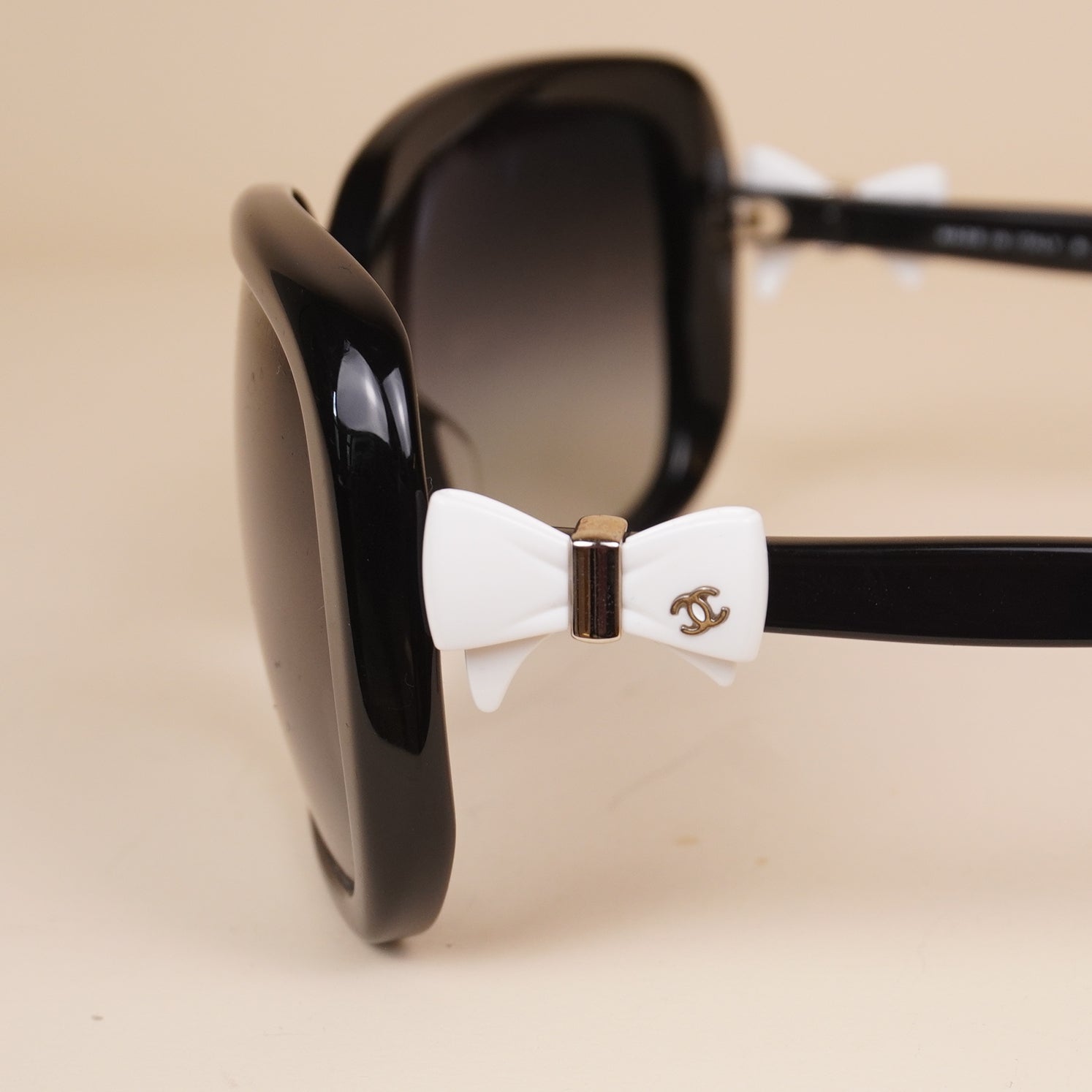 PRE-OWNED CC Bow Sunglasses 5171 Black White