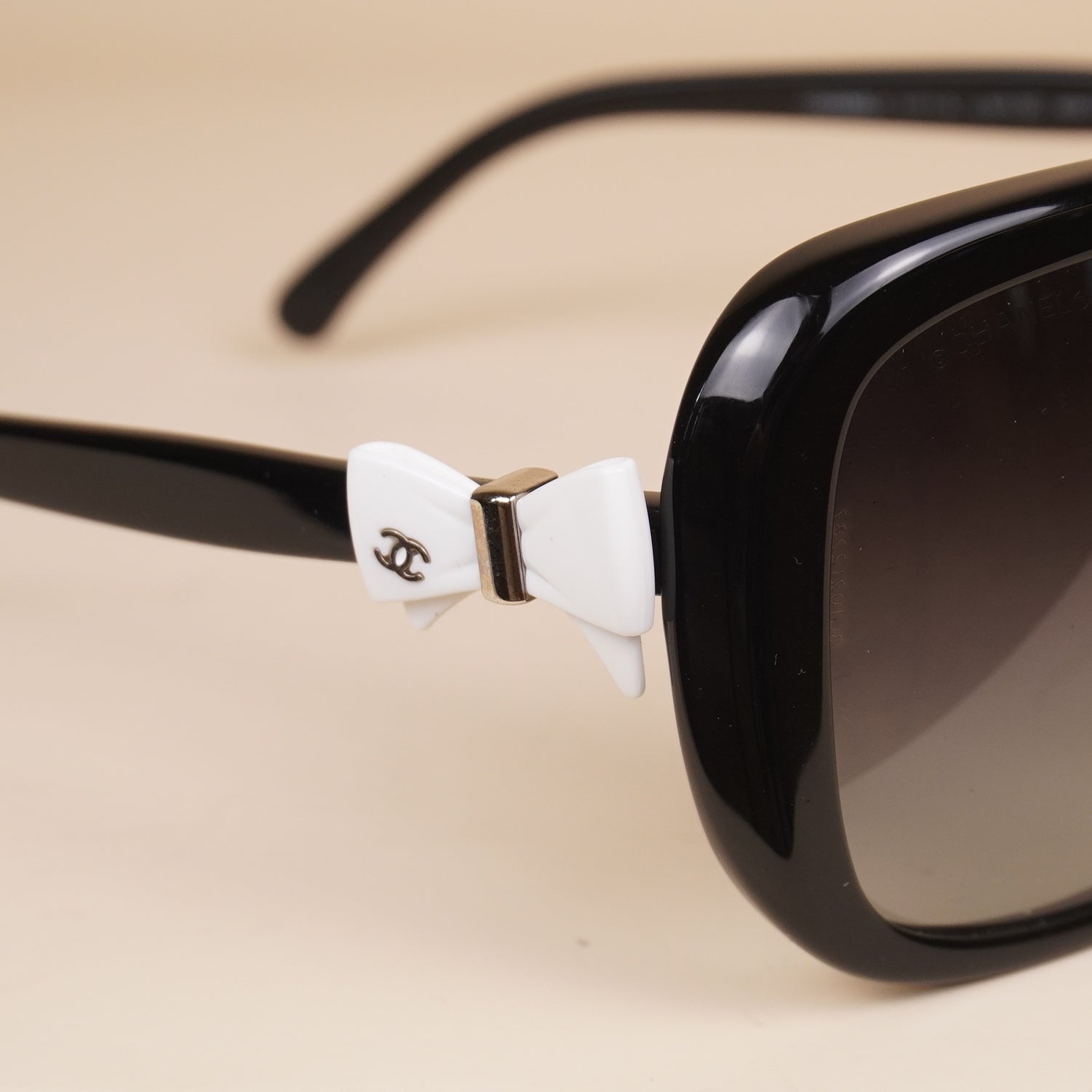 PRE-OWNED CC Bow Sunglasses 5171 Black White