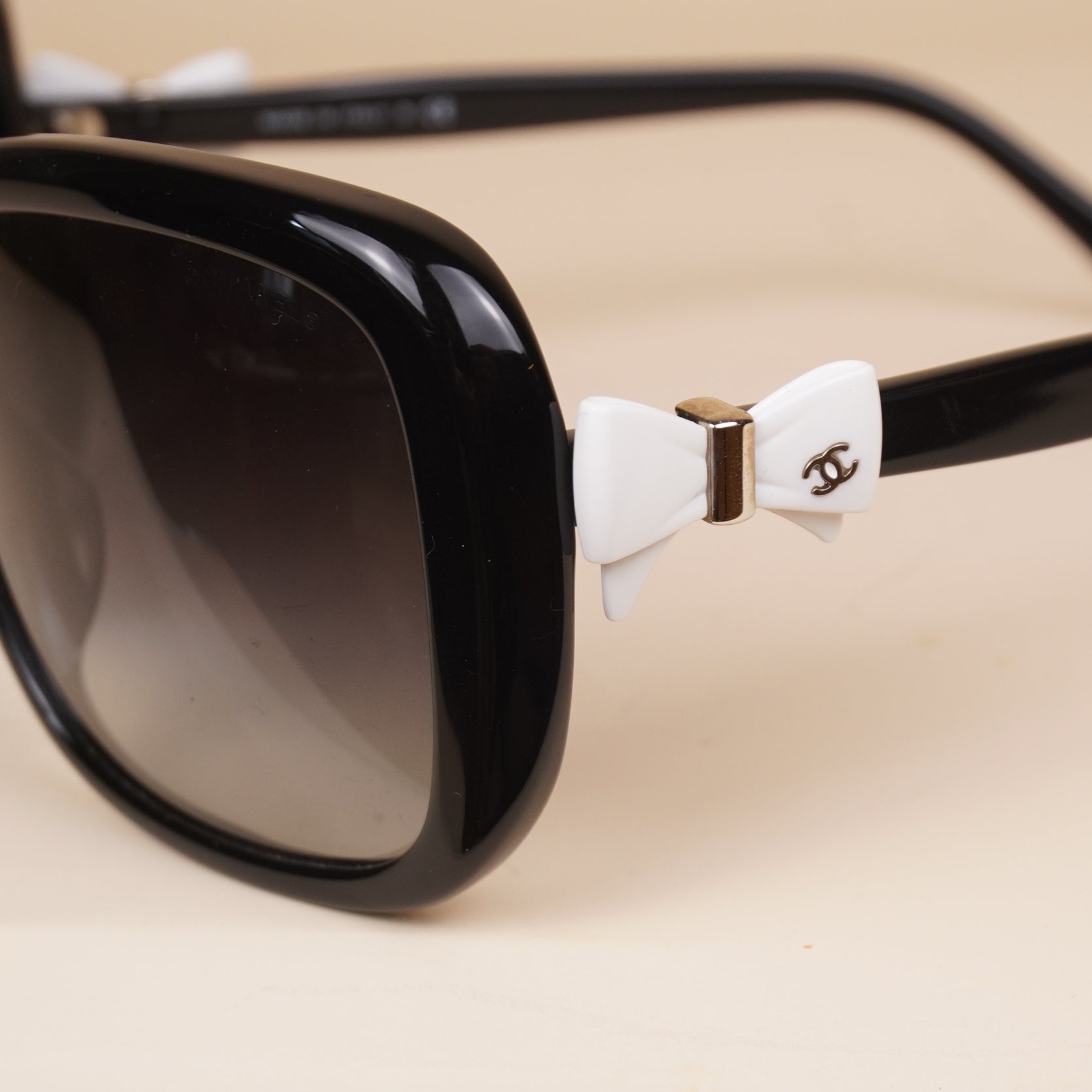 PRE-OWNED CC Bow Sunglasses 5171 Black White