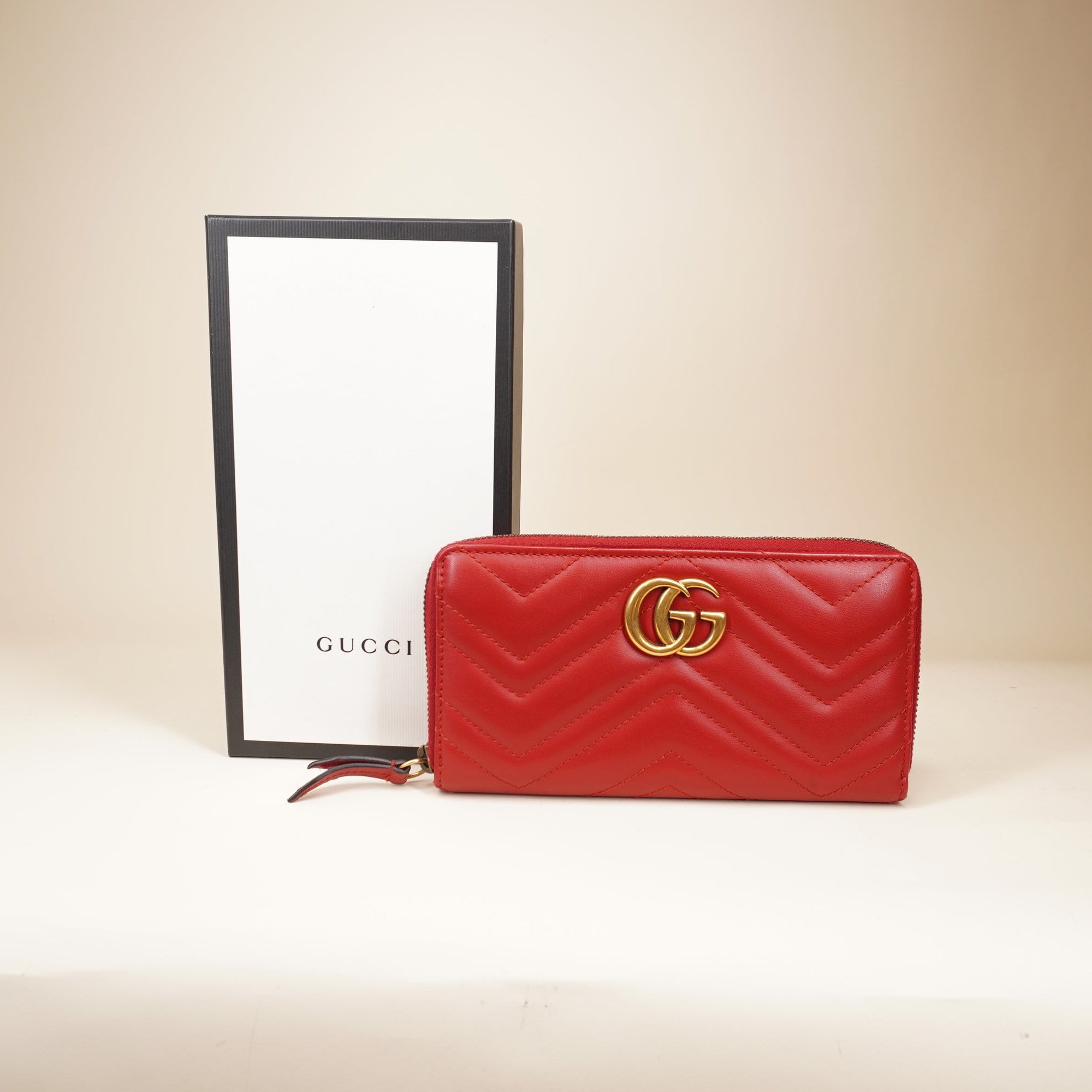 PRE-OWNED GG Marmont Matelassé Red Quilted Leather Zip Round Wallet