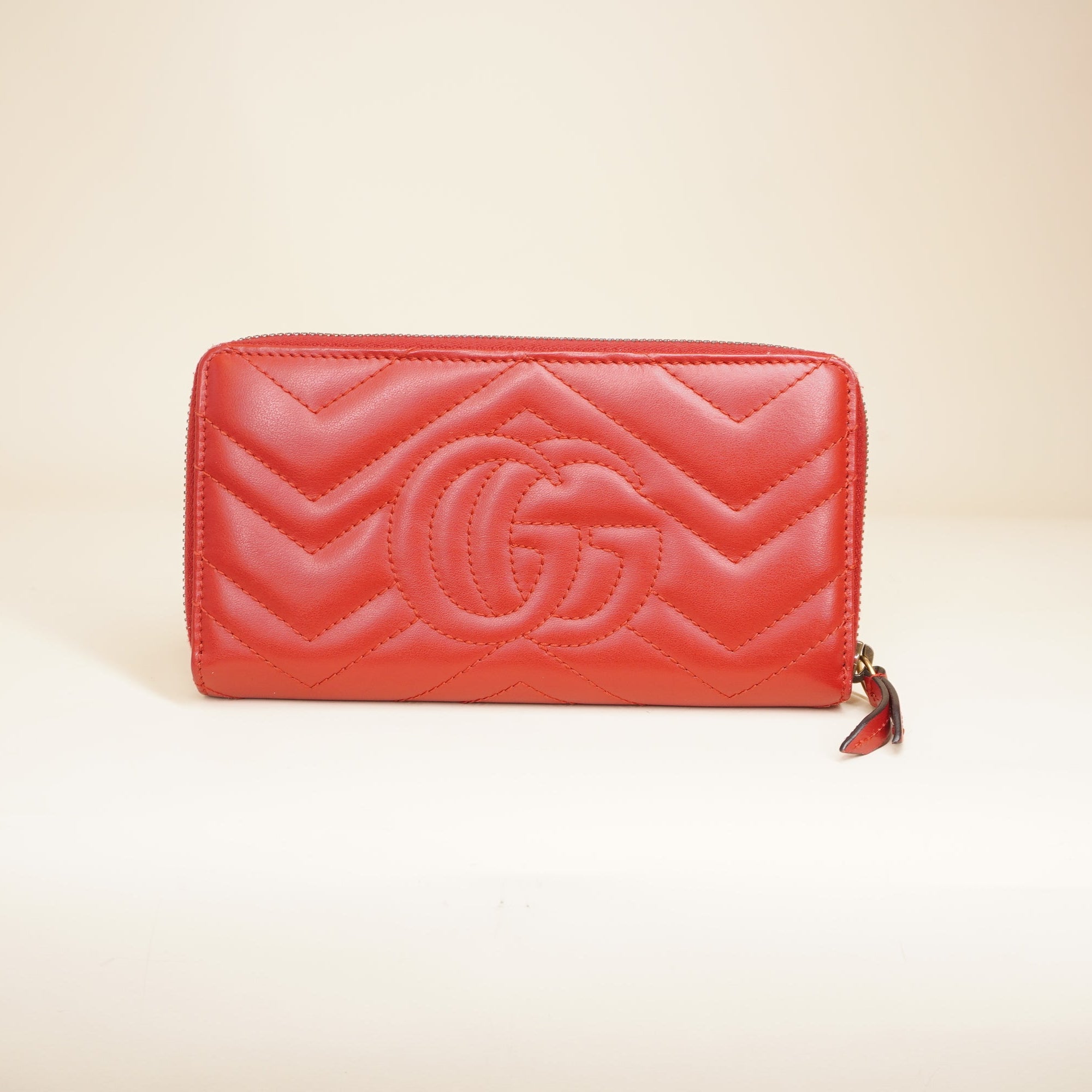 PRE-OWNED GG Marmont Matelassé Red Quilted Leather Zip Round Wallet