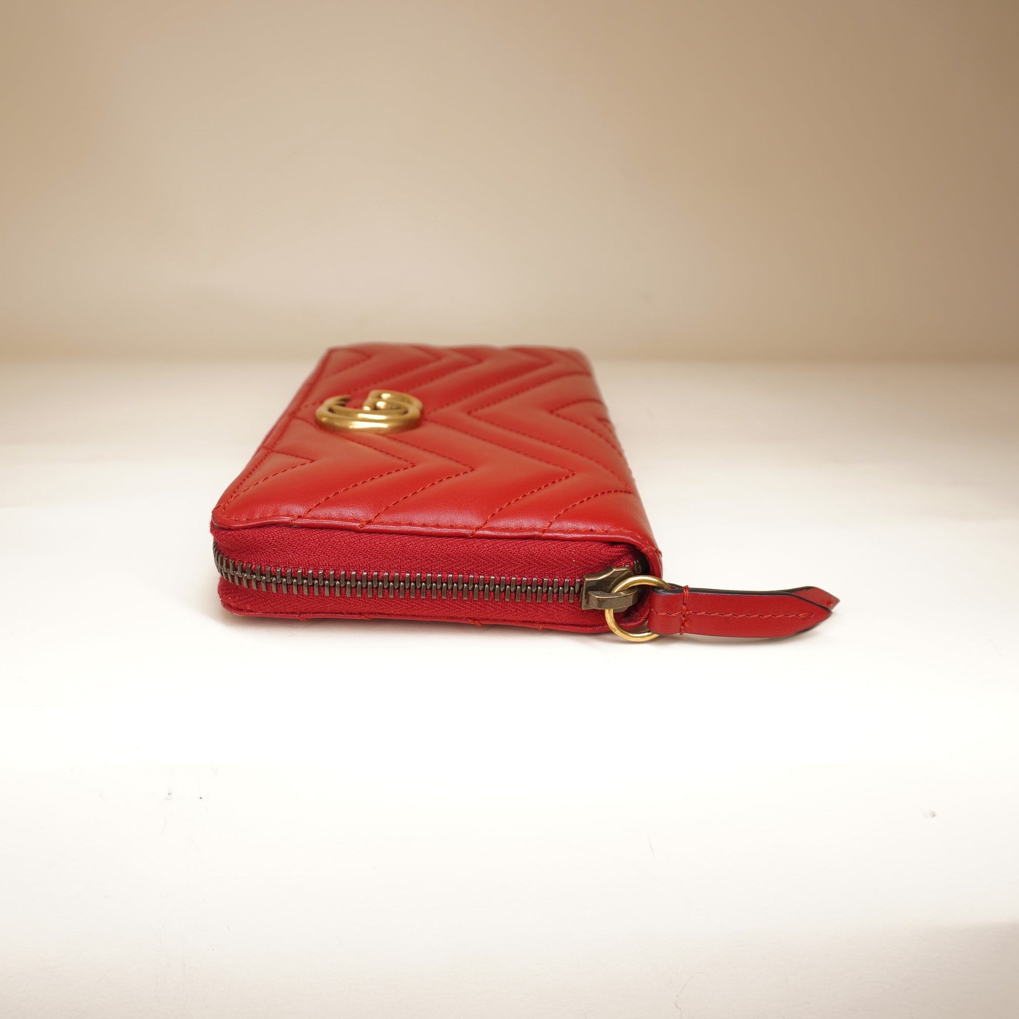 PRE-OWNED GG Marmont Matelassé Red Quilted Leather Zip Round Wallet