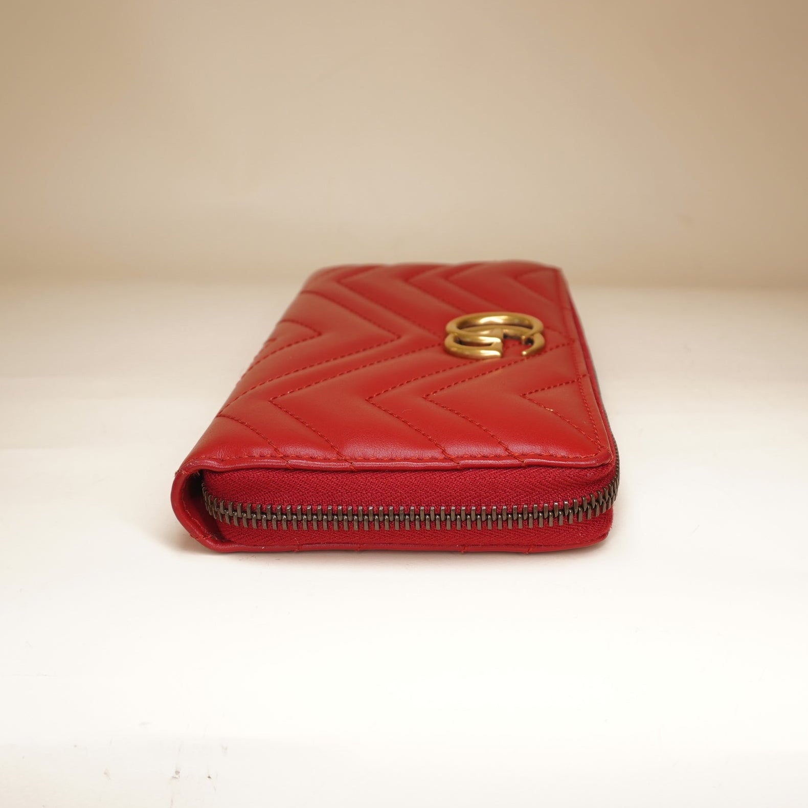 PRE-OWNED GG Marmont Matelassé Red Quilted Leather Zip Round Wallet