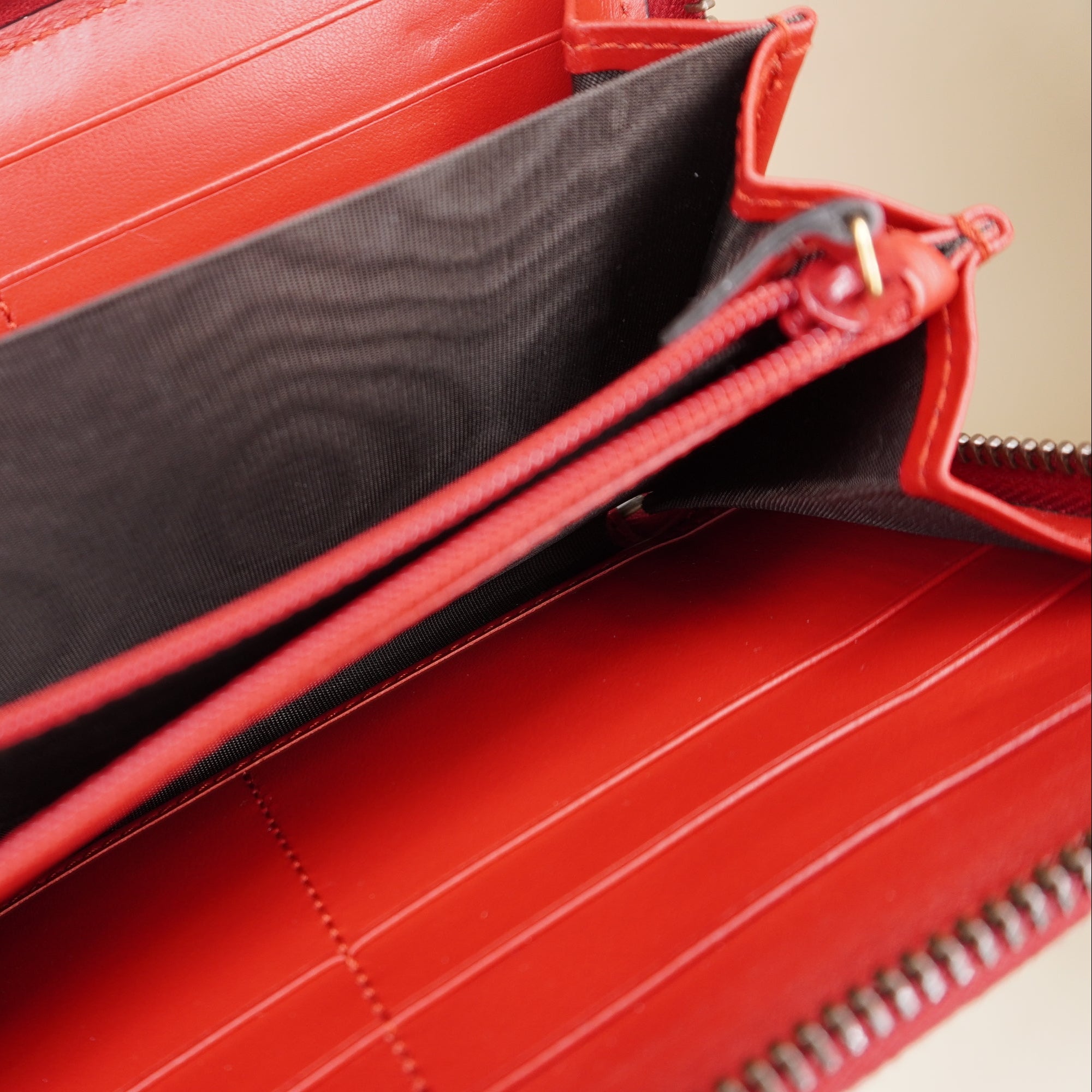 PRE-OWNED GG Marmont Matelassé Red Quilted Leather Zip Round Wallet