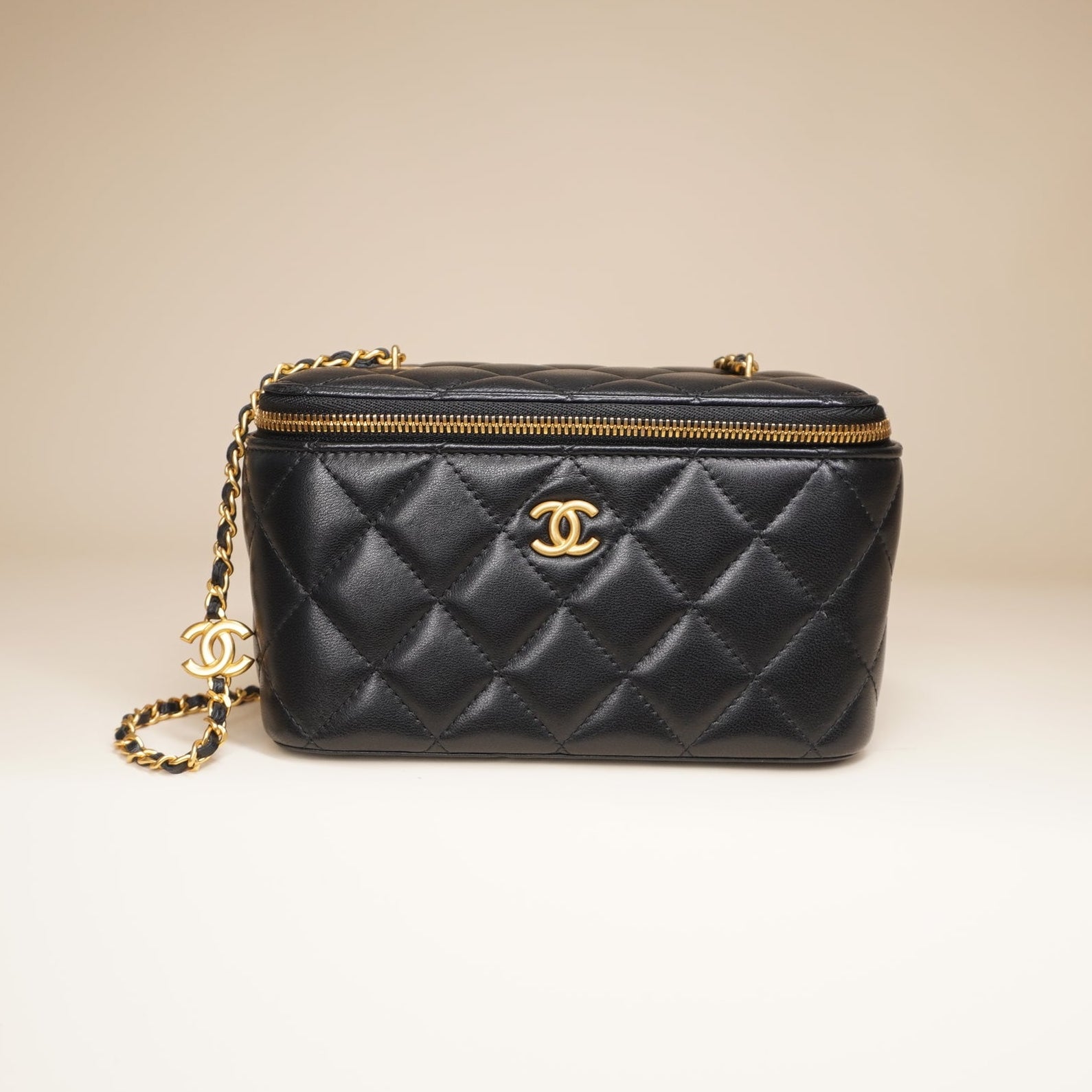 PRE-OWNED Small Vanity Case Black Lambskin Quilted Leather Shoulder Bag