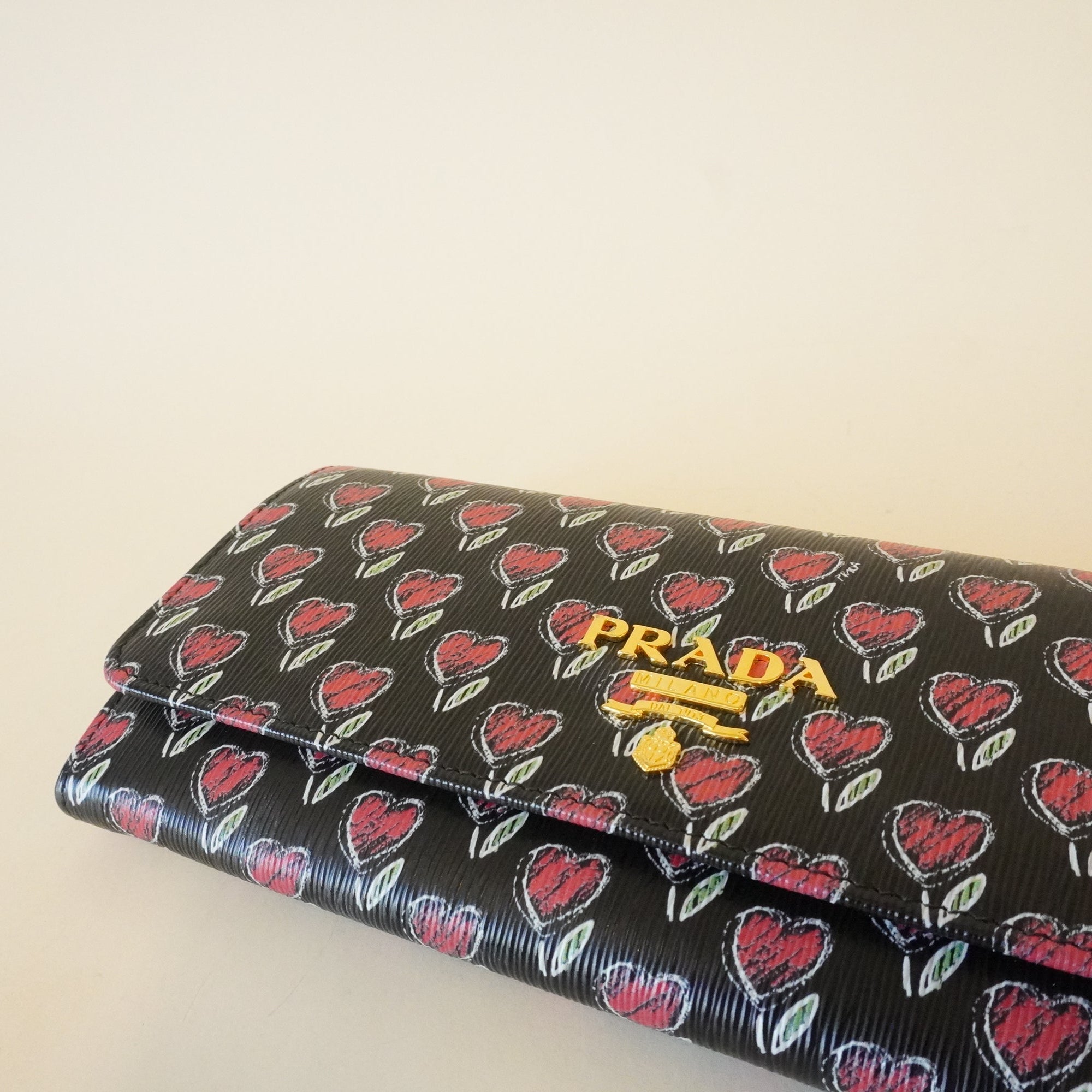 PRE-OWNED Black Vitello Move Love Wallet on Chain