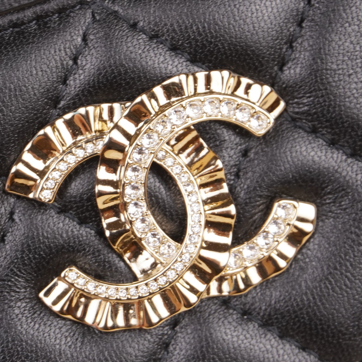 PRE-OWNED CC Quilted Crystal & Pleated Card Holder