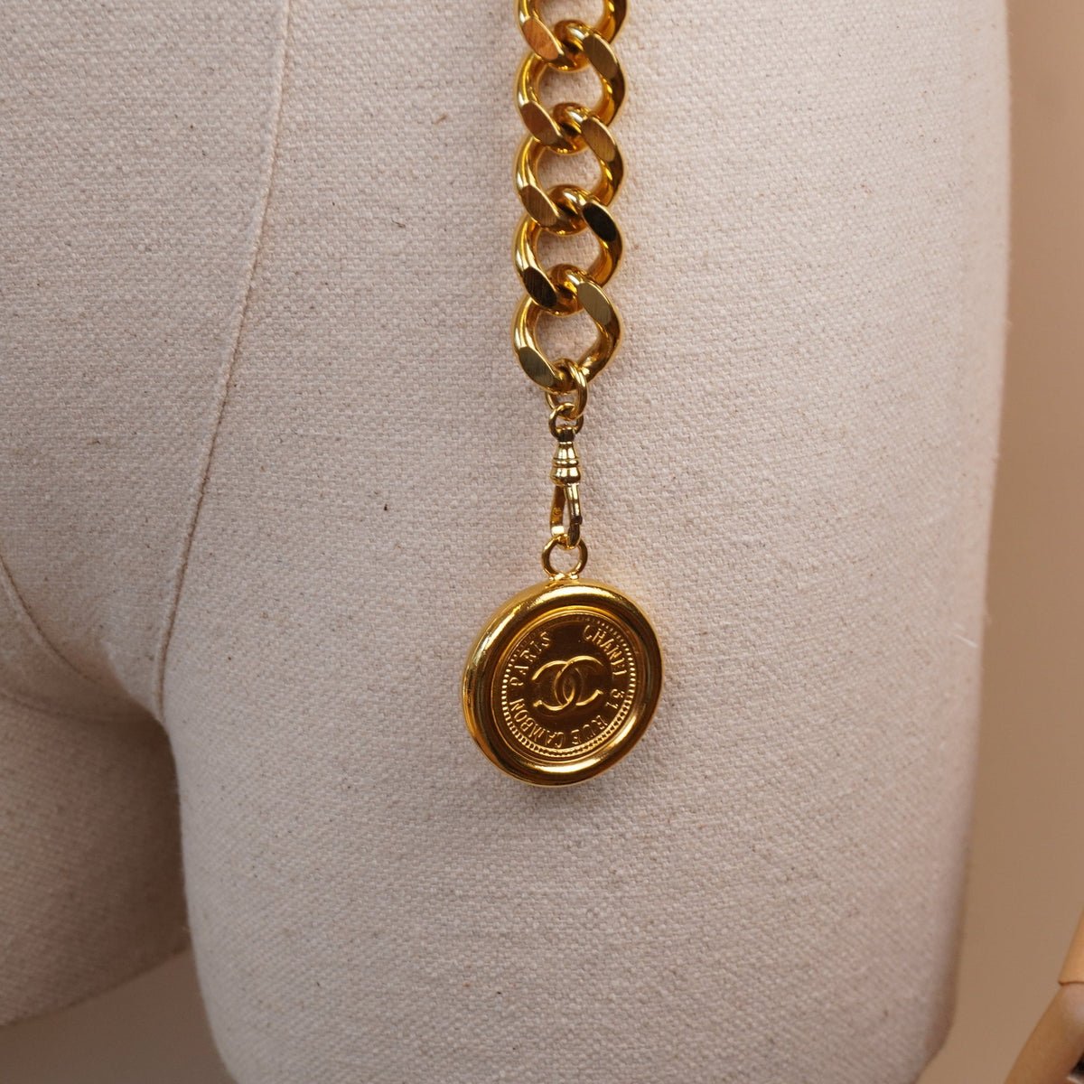 PRE-OWNED CC Vintage 1980's Gold Chain Belt with Plaque & Medallion Charm