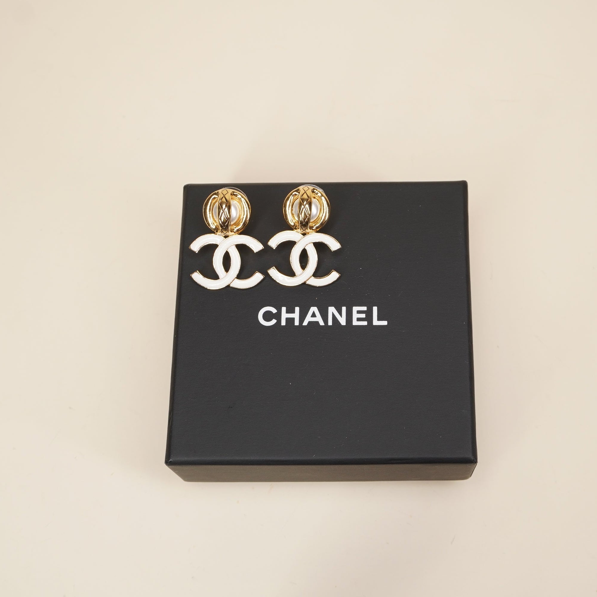 PRE-OWNED CC Earrings Chanel White in Gold Plated
