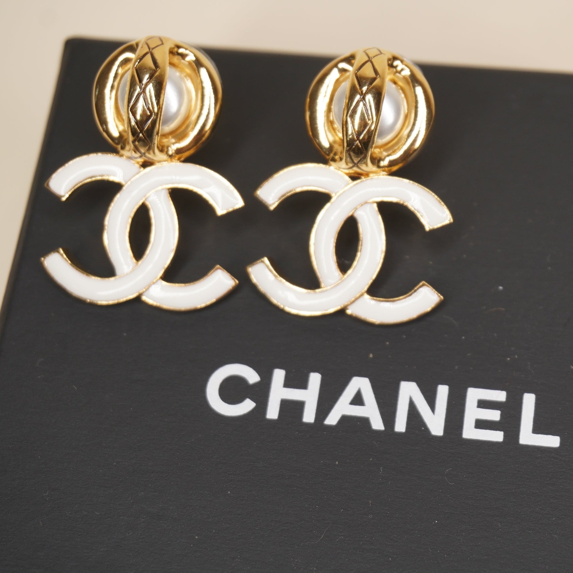 PRE-OWNED CC Earrings Chanel White in Gold Plated