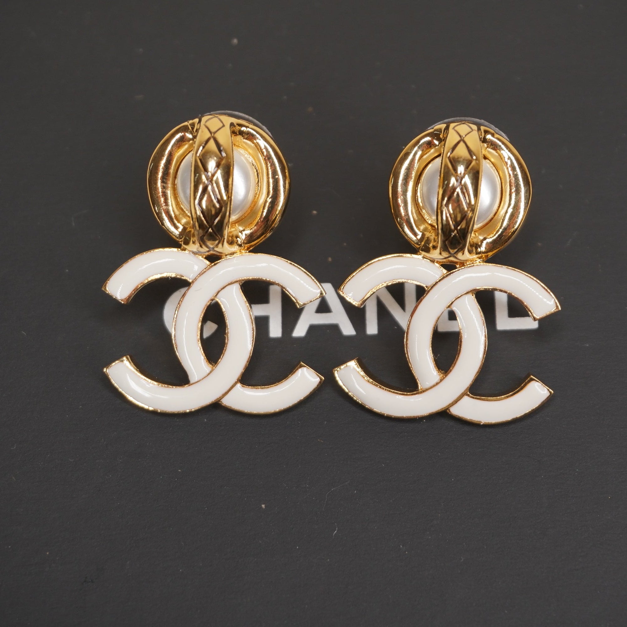 PRE-OWNED CC Earrings Chanel White in Gold Plated