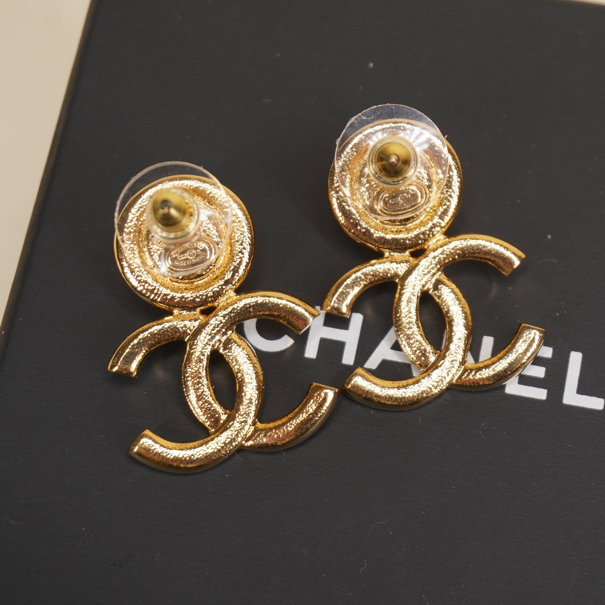 PRE-OWNED CC Earrings Chanel White in Gold Plated